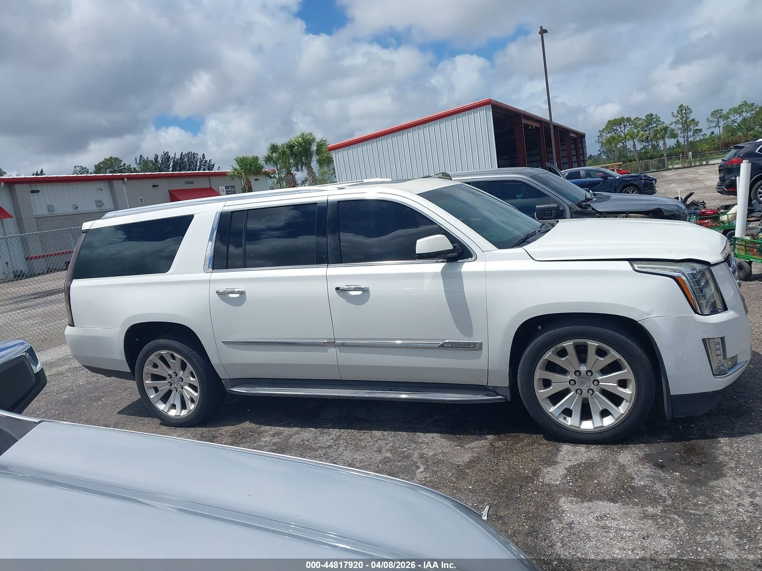 2015 Cadillac Escalade Esv Premium White vin: 1GYS4JKJ1FR213482