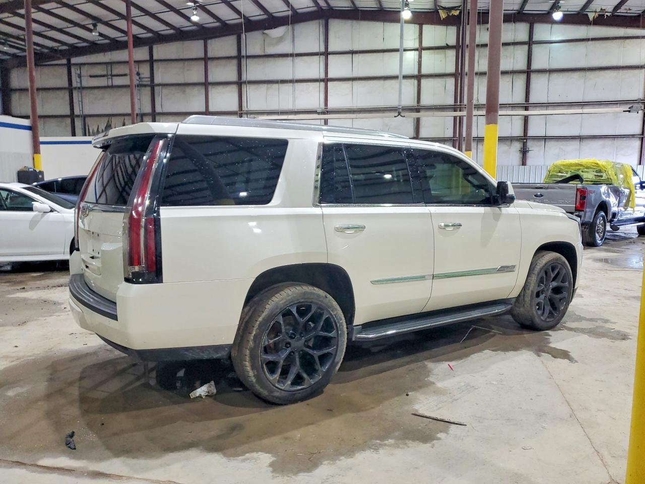 2015 Cadillac Escalade Luxury Cream vin: 1GYS4MKJ0FR671970