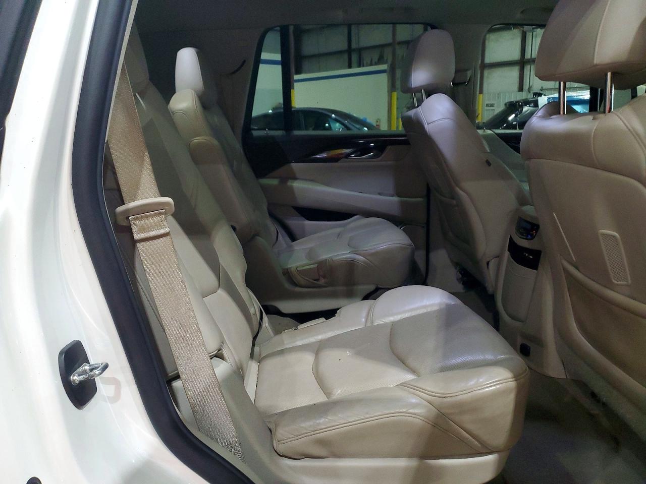 2015 Cadillac Escalade Luxury Cream vin: 1GYS4MKJ0FR671970