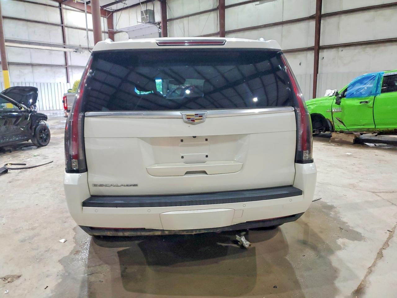 2015 Cadillac Escalade Luxury Cream vin: 1GYS4MKJ0FR671970