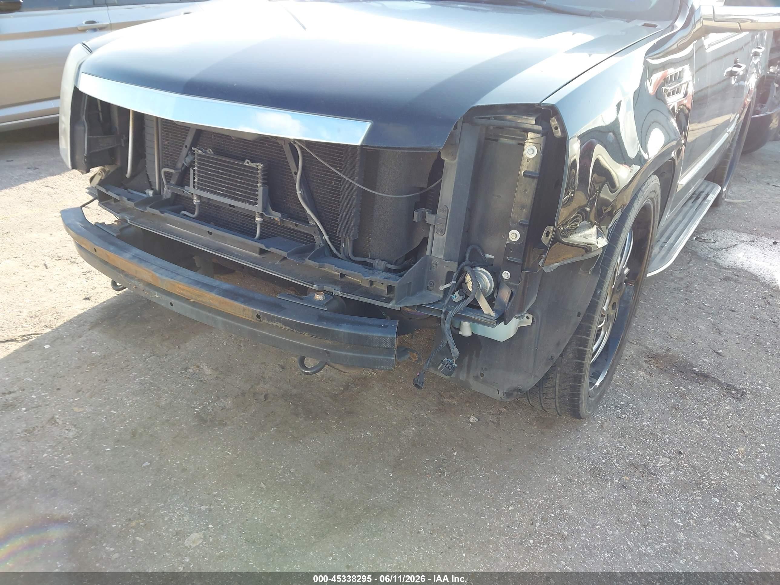2010 Cadillac Escalade Luxury Black vin: 1GYUCBEF2AR277418