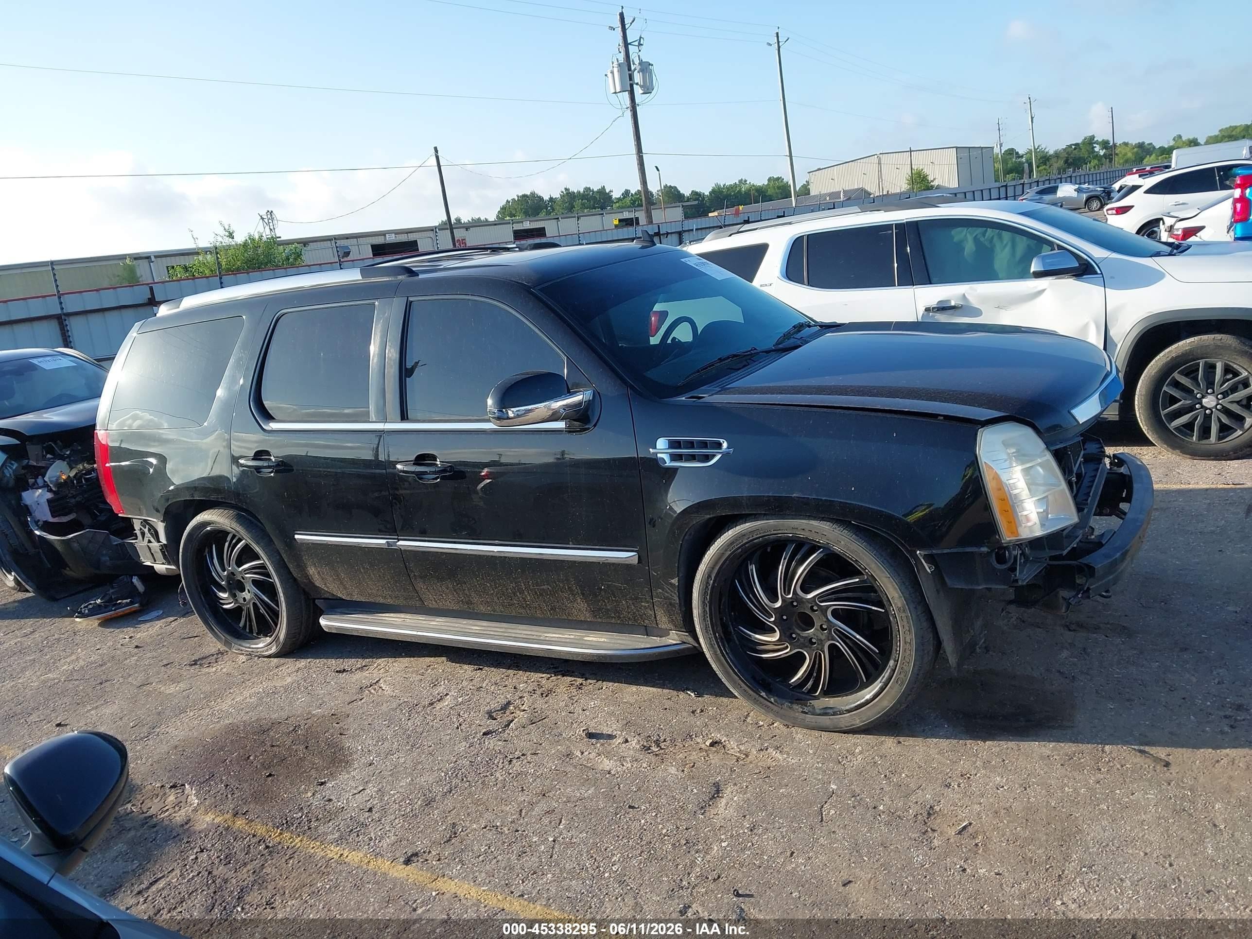 2010 Cadillac Escalade Luxury Black vin: 1GYUCBEF2AR277418