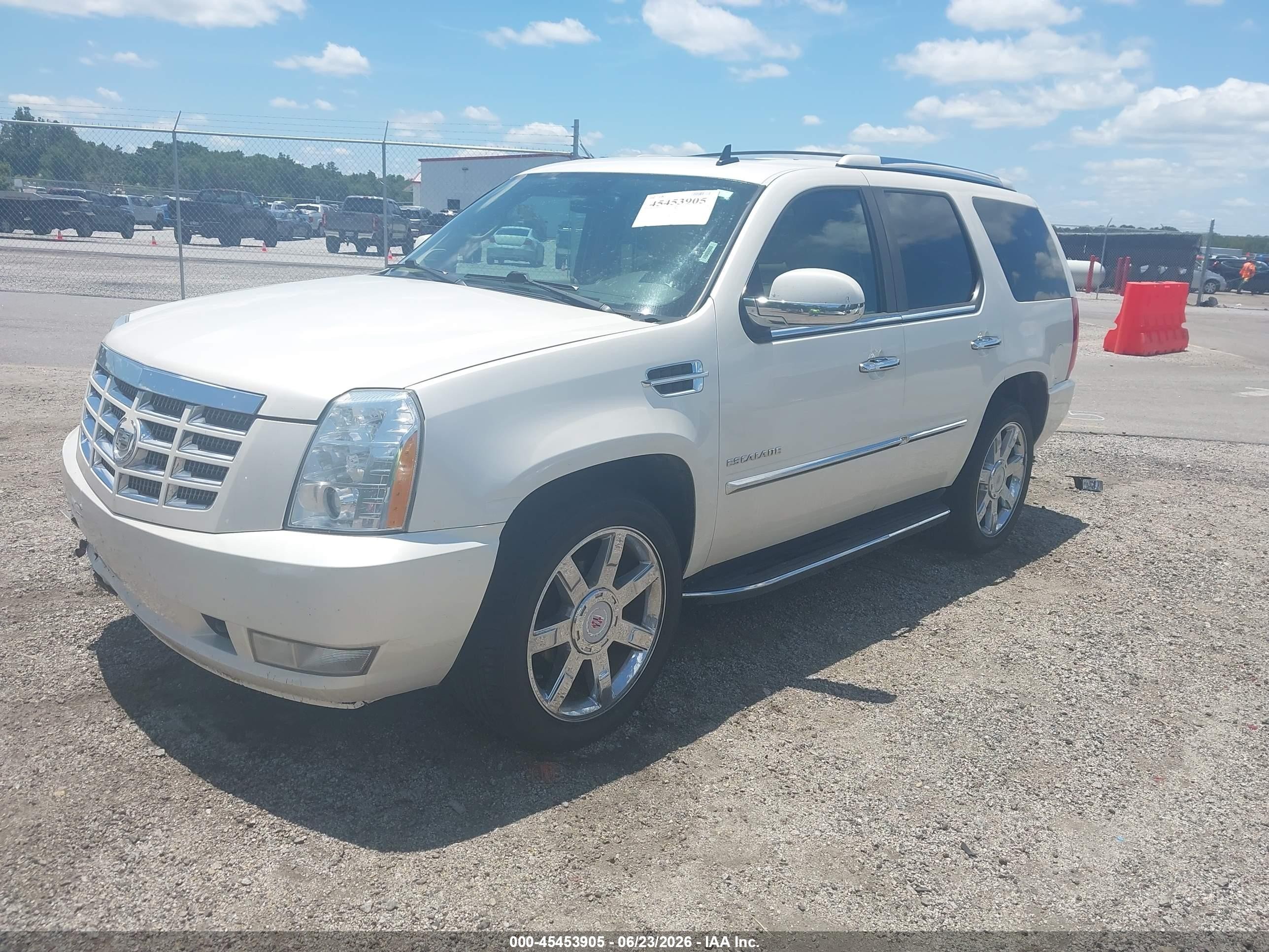 2010 Cadillac Escalade Luxury White vin: 1GYUCBEF9AR250166