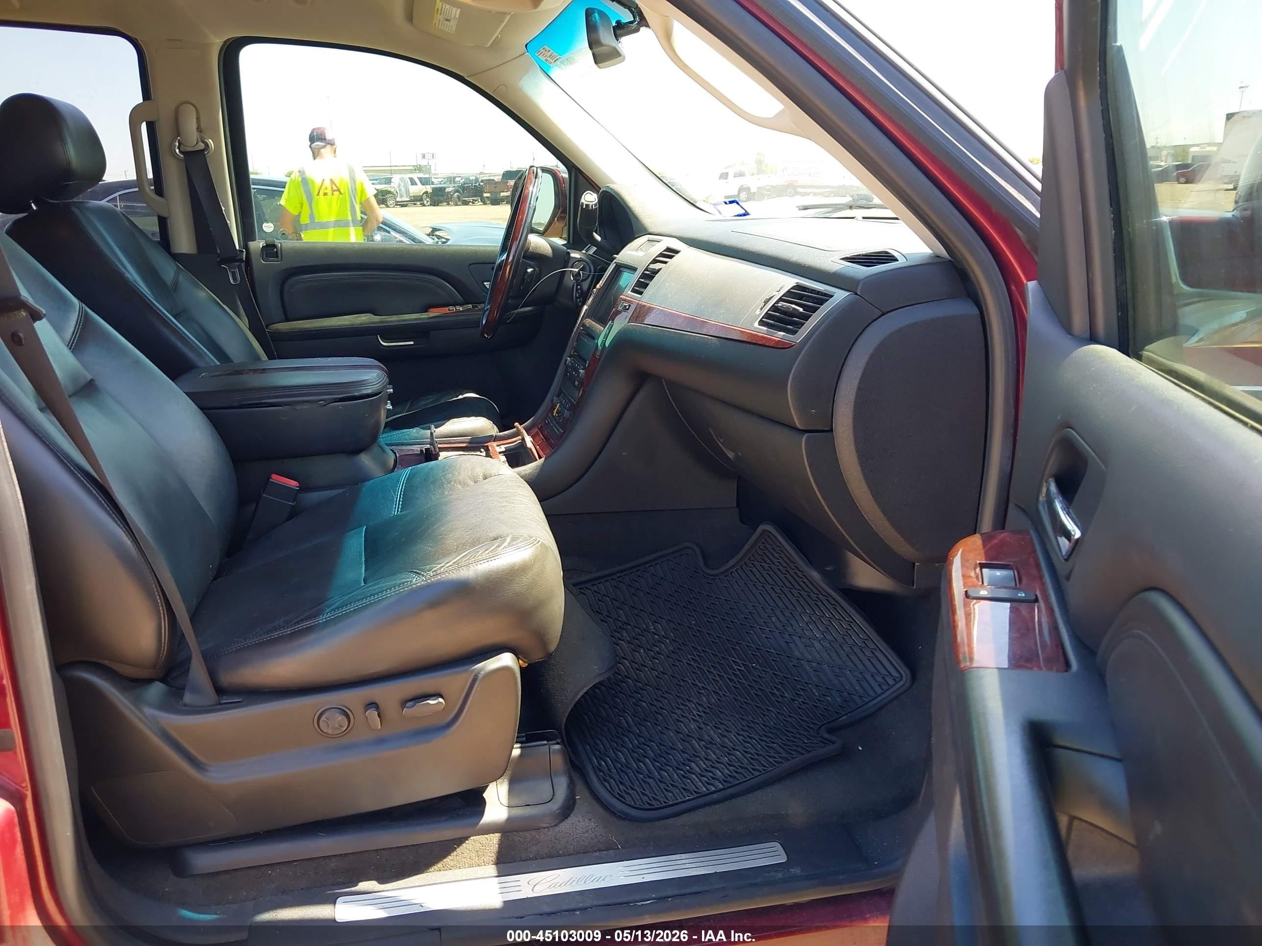 2010 Cadillac Escalade Standard Red vin: 1GYUKAEF8AR168605