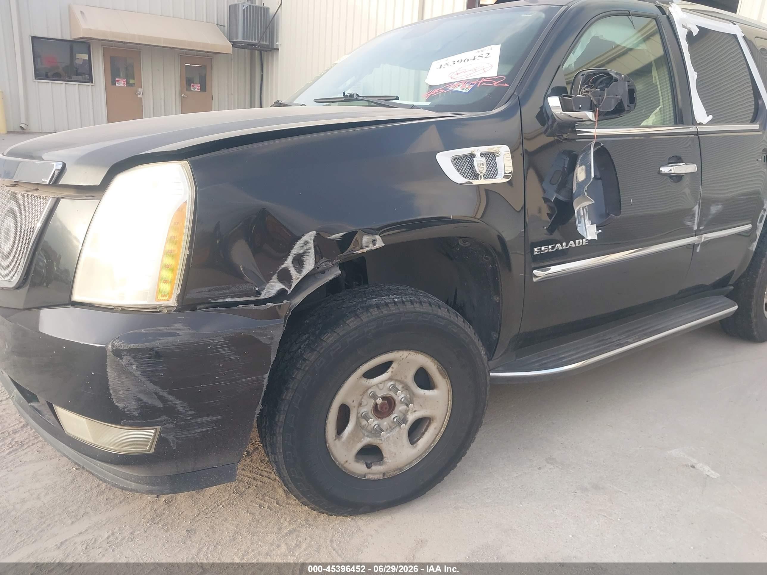 2010 Cadillac Escalade Luxury Black vin: 1GYUKBEF0AR122353