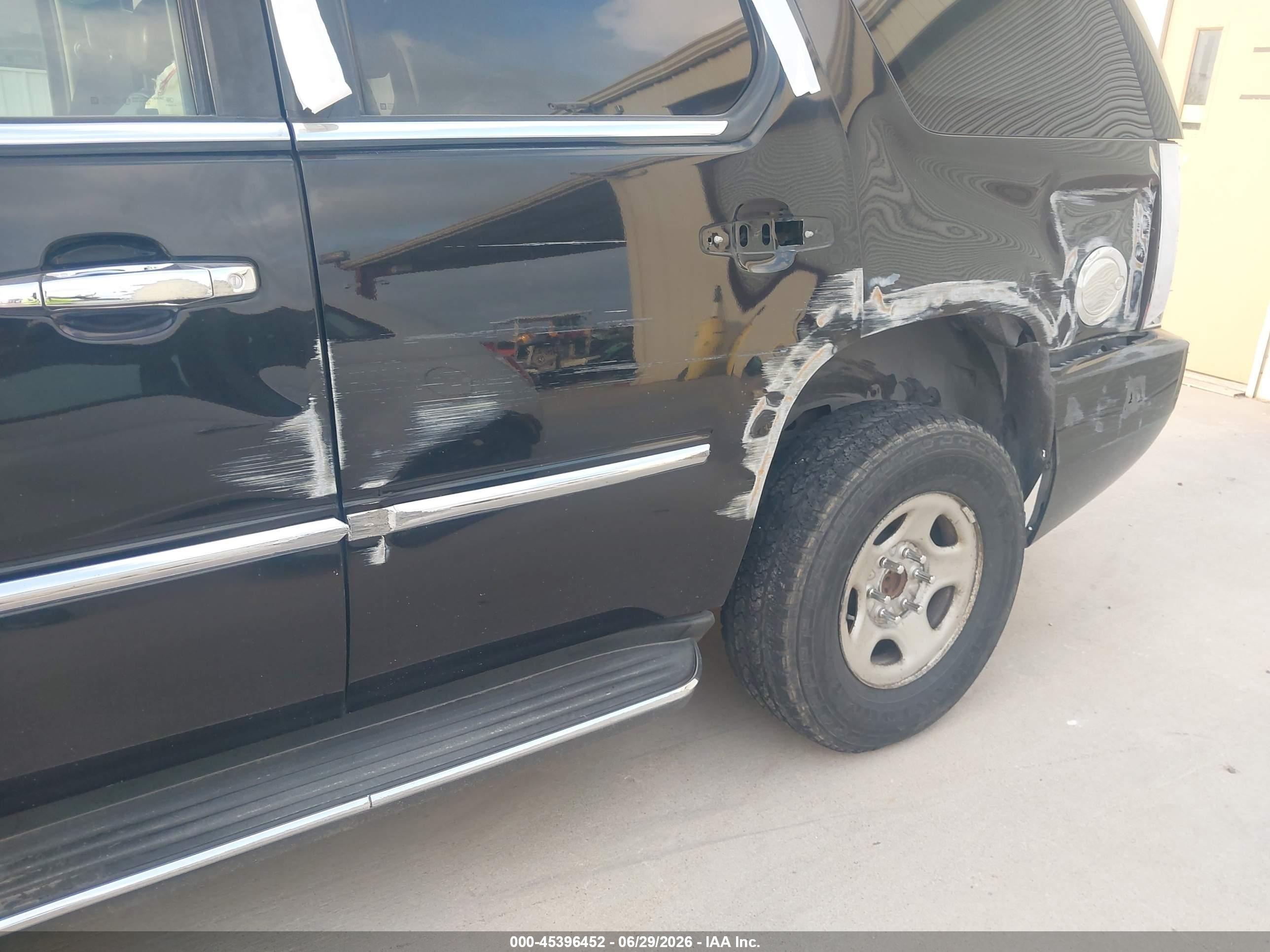 2010 Cadillac Escalade Luxury Black vin: 1GYUKBEF0AR122353