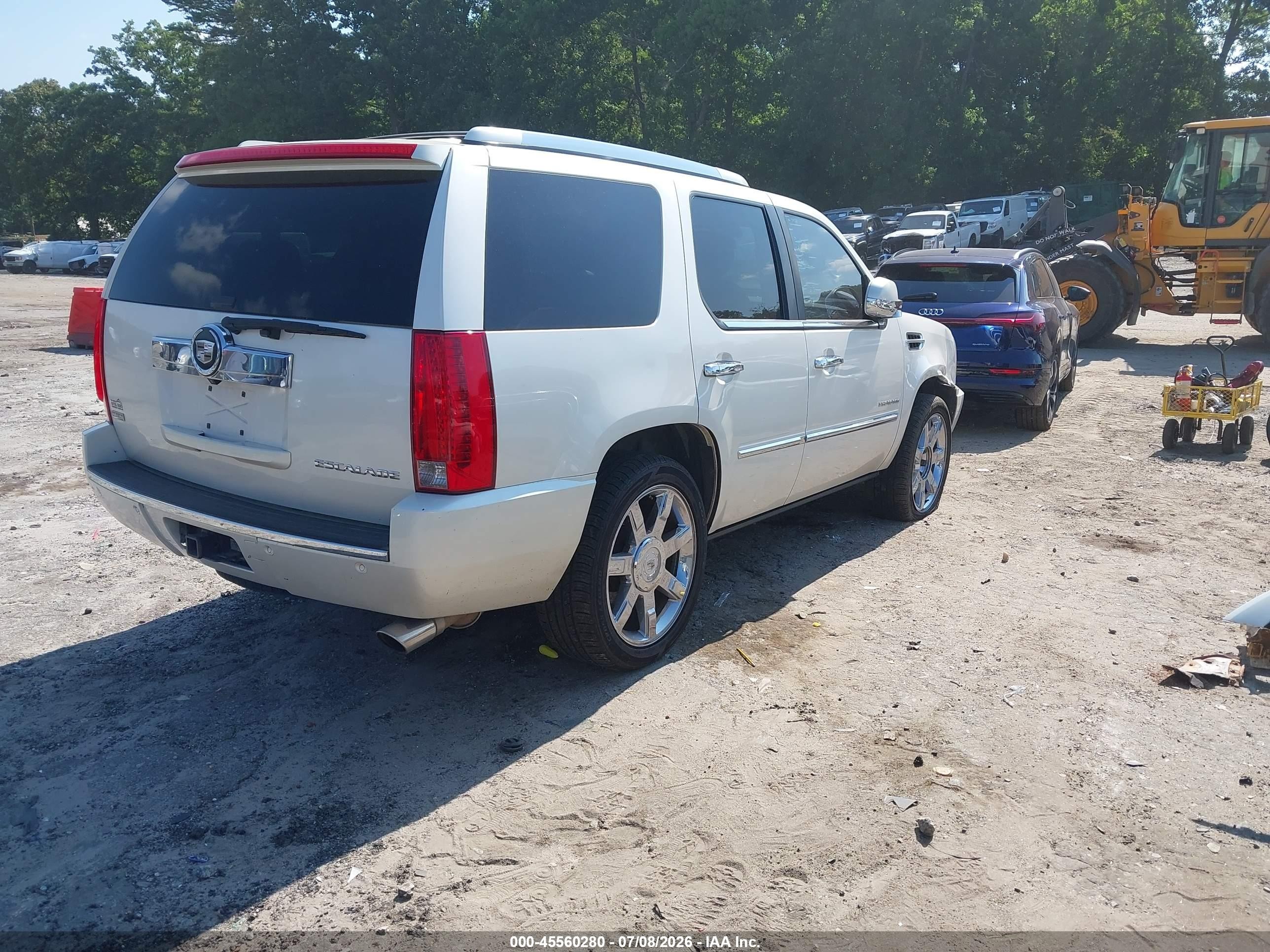 2010 Cadillac Escalade Luxury White vin: 1GYUKBEF2AR270536