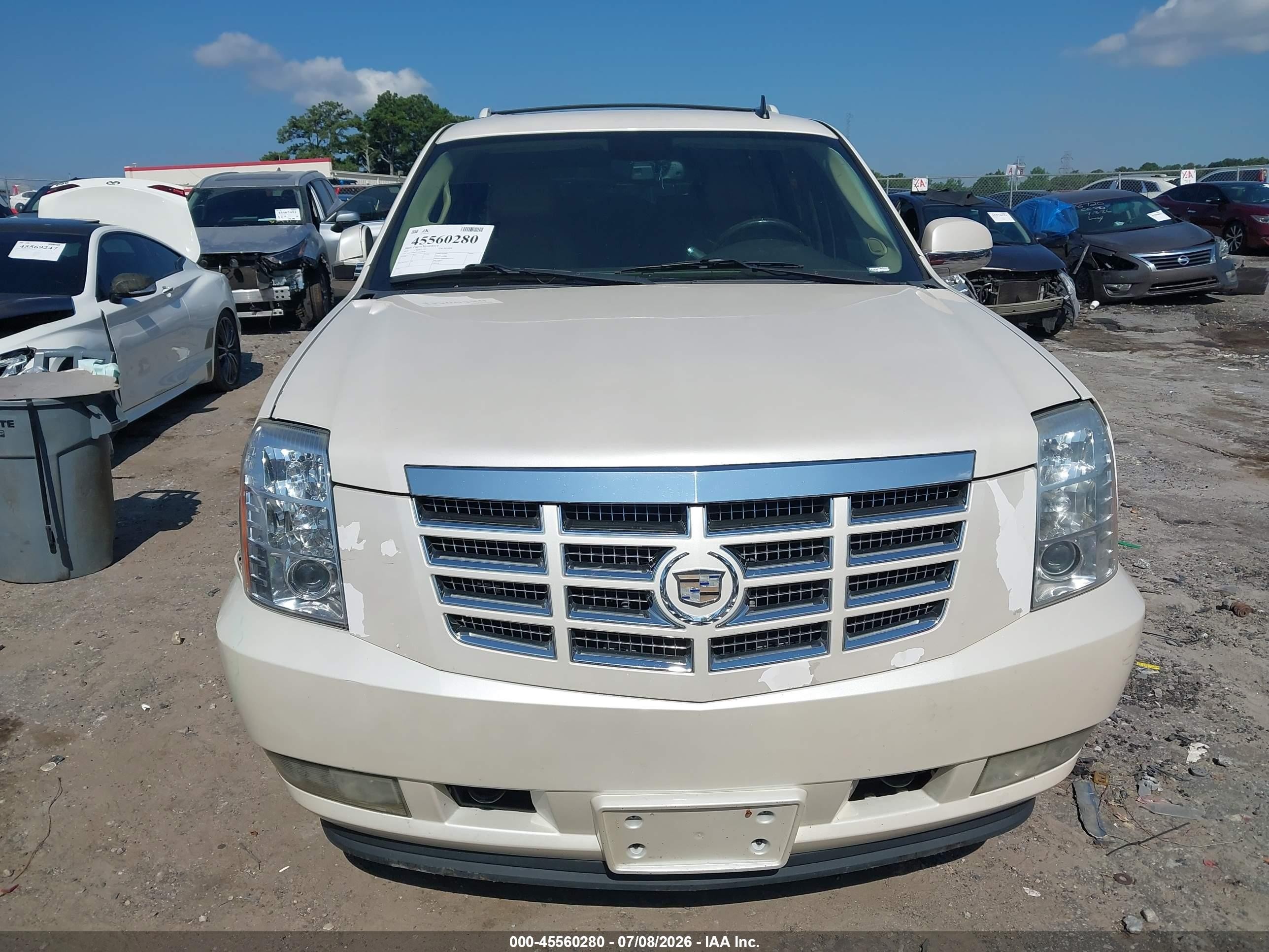 2010 Cadillac Escalade Luxury White vin: 1GYUKBEF2AR270536