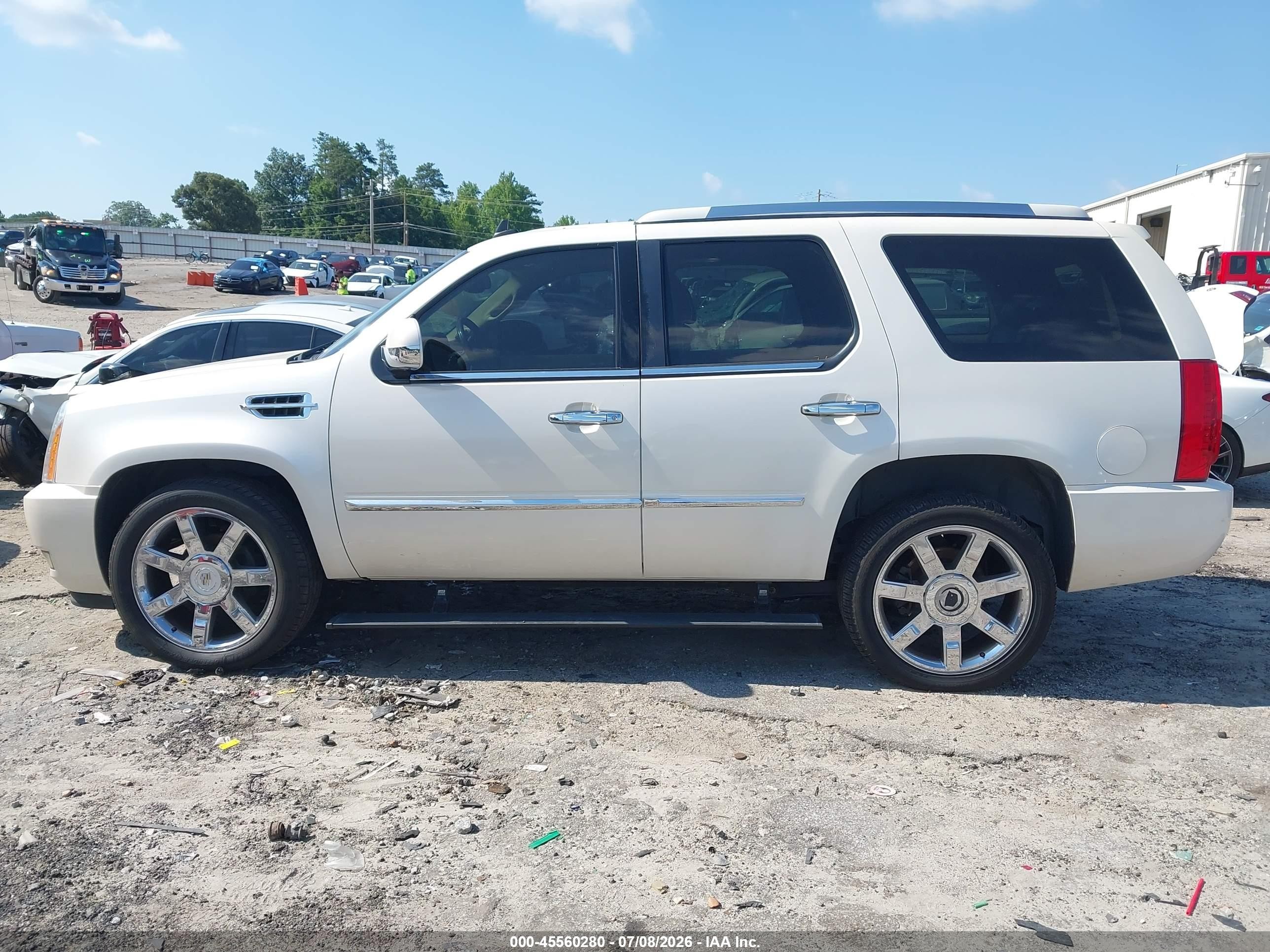 2010 Cadillac Escalade Luxury White vin: 1GYUKBEF2AR270536