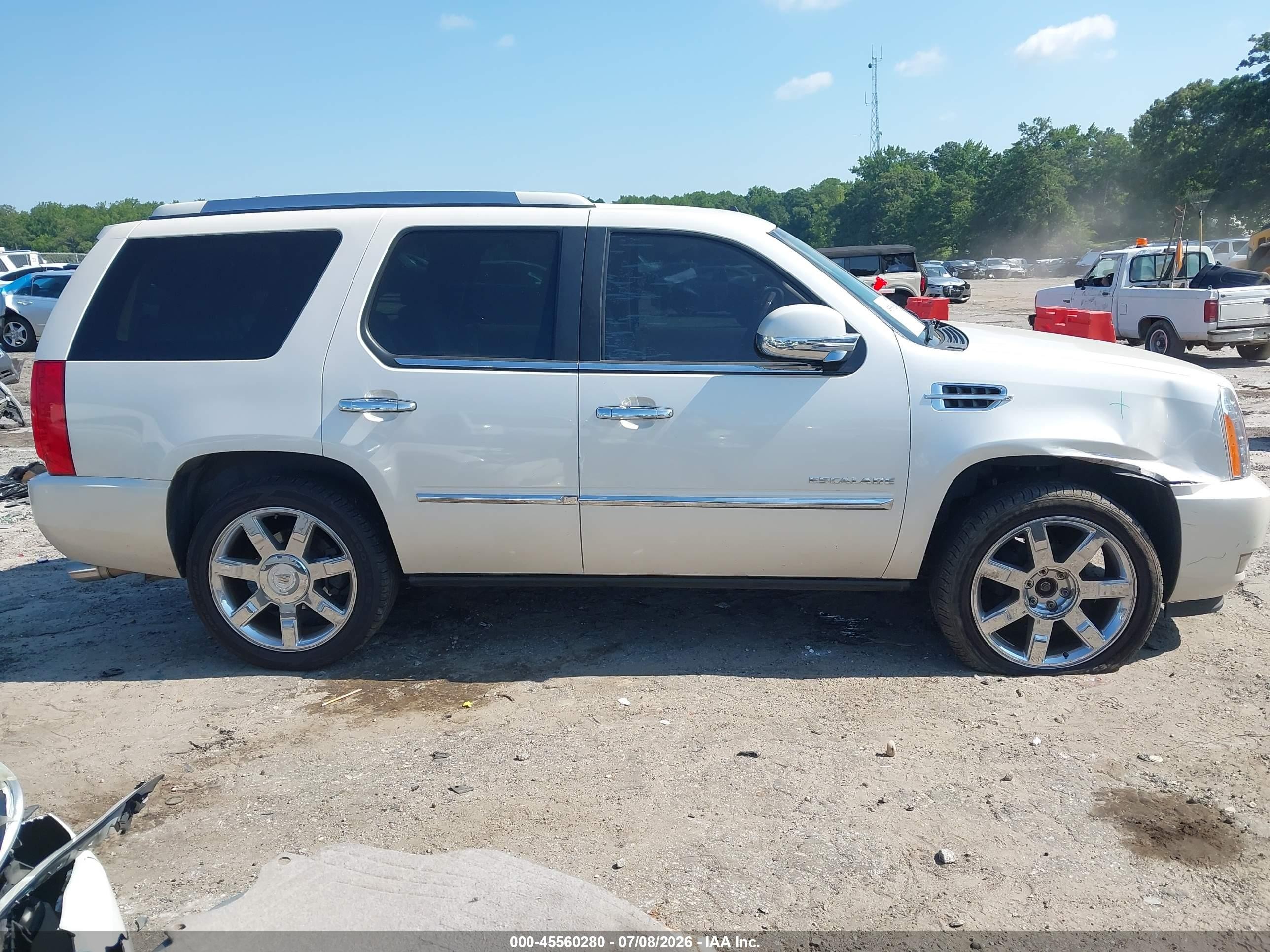 2010 Cadillac Escalade Luxury White vin: 1GYUKBEF2AR270536
