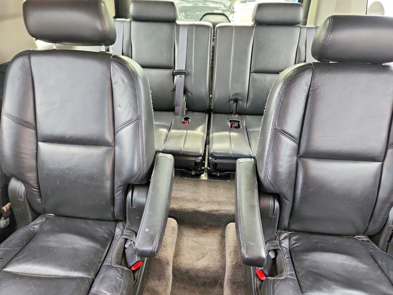 2010 Cadillac Escalade Luxury Silver vin: 1GYUKBEF3AR111542