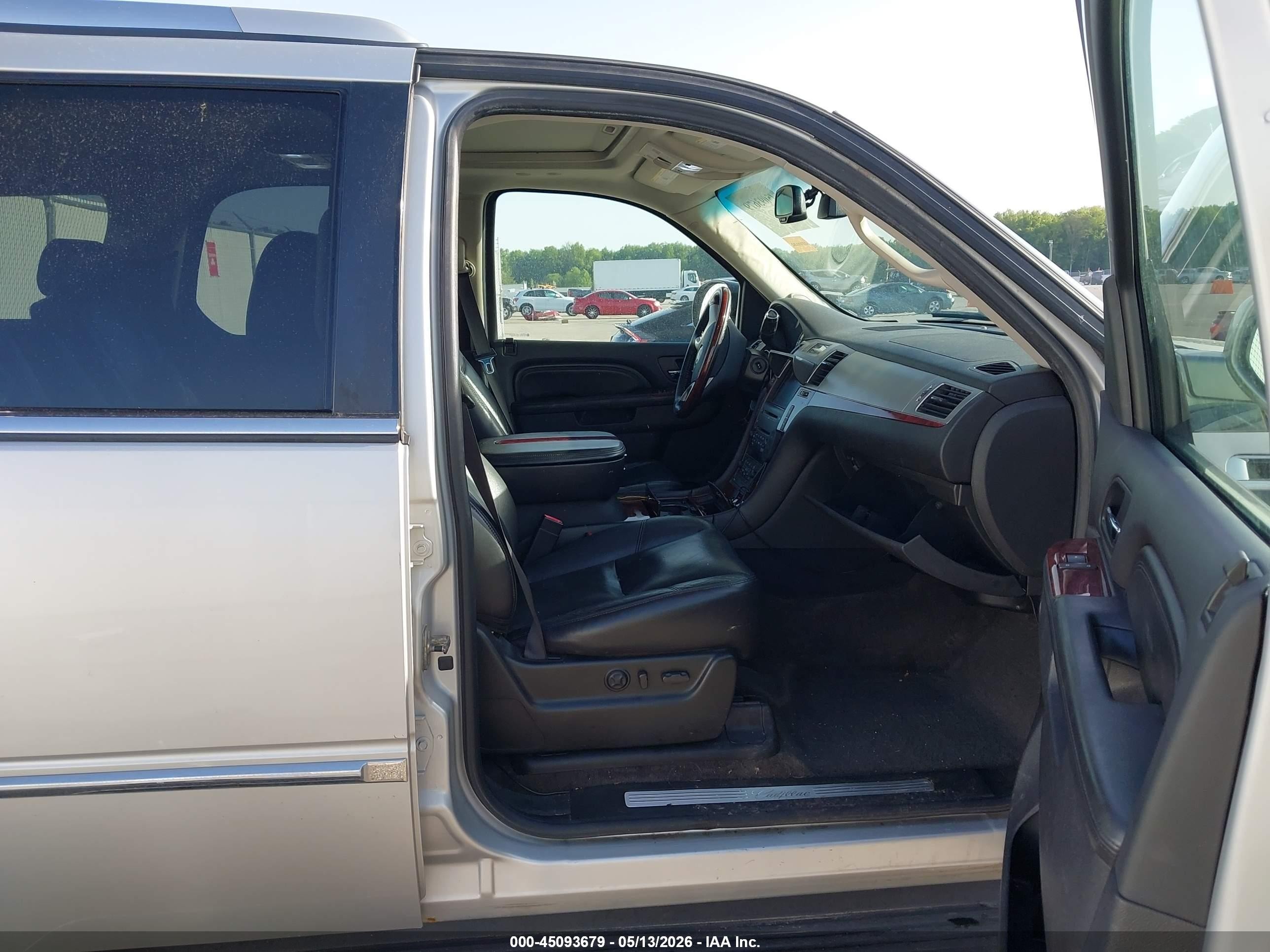 2010 Cadillac Escalade Luxury Silver vin: 1GYUKBEF5AR180751
