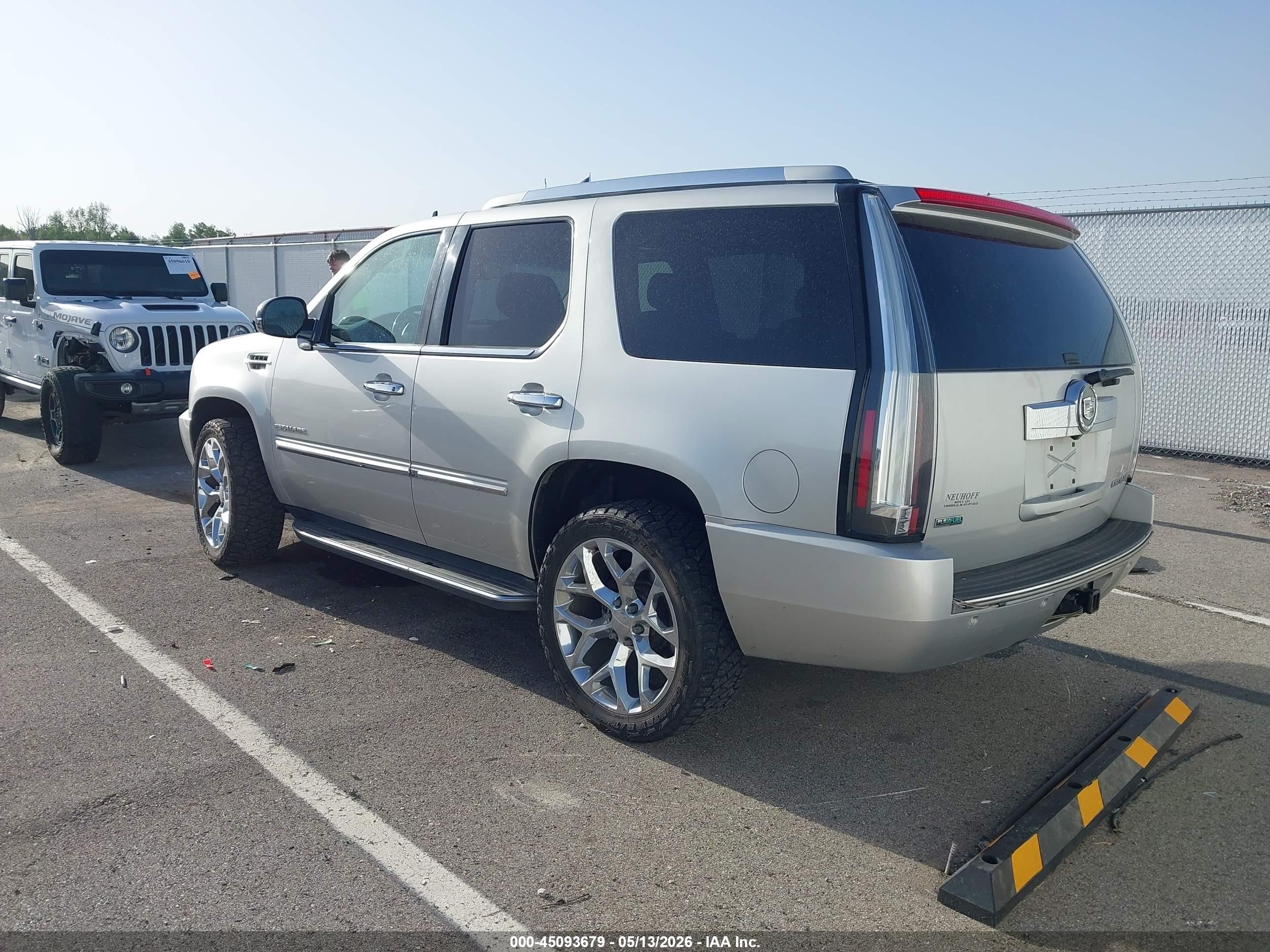 2010 Cadillac Escalade Luxury Silver vin: 1GYUKBEF5AR180751