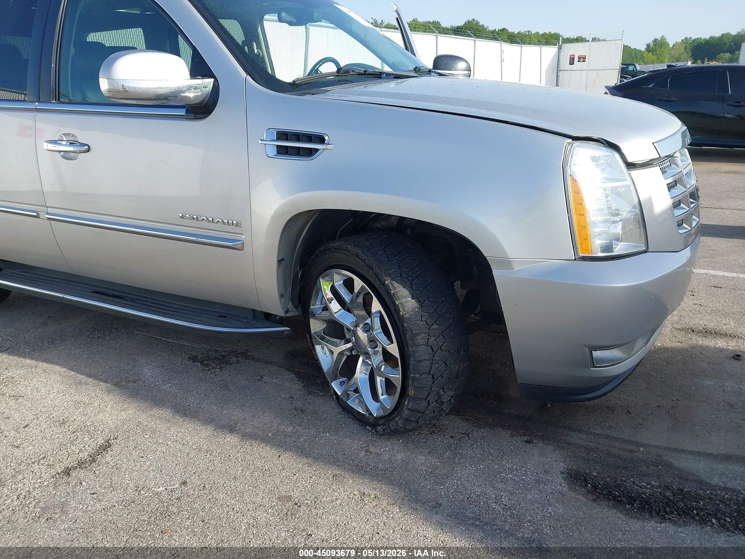 2010 Cadillac Escalade Luxury Silver vin: 1GYUKBEF5AR180751