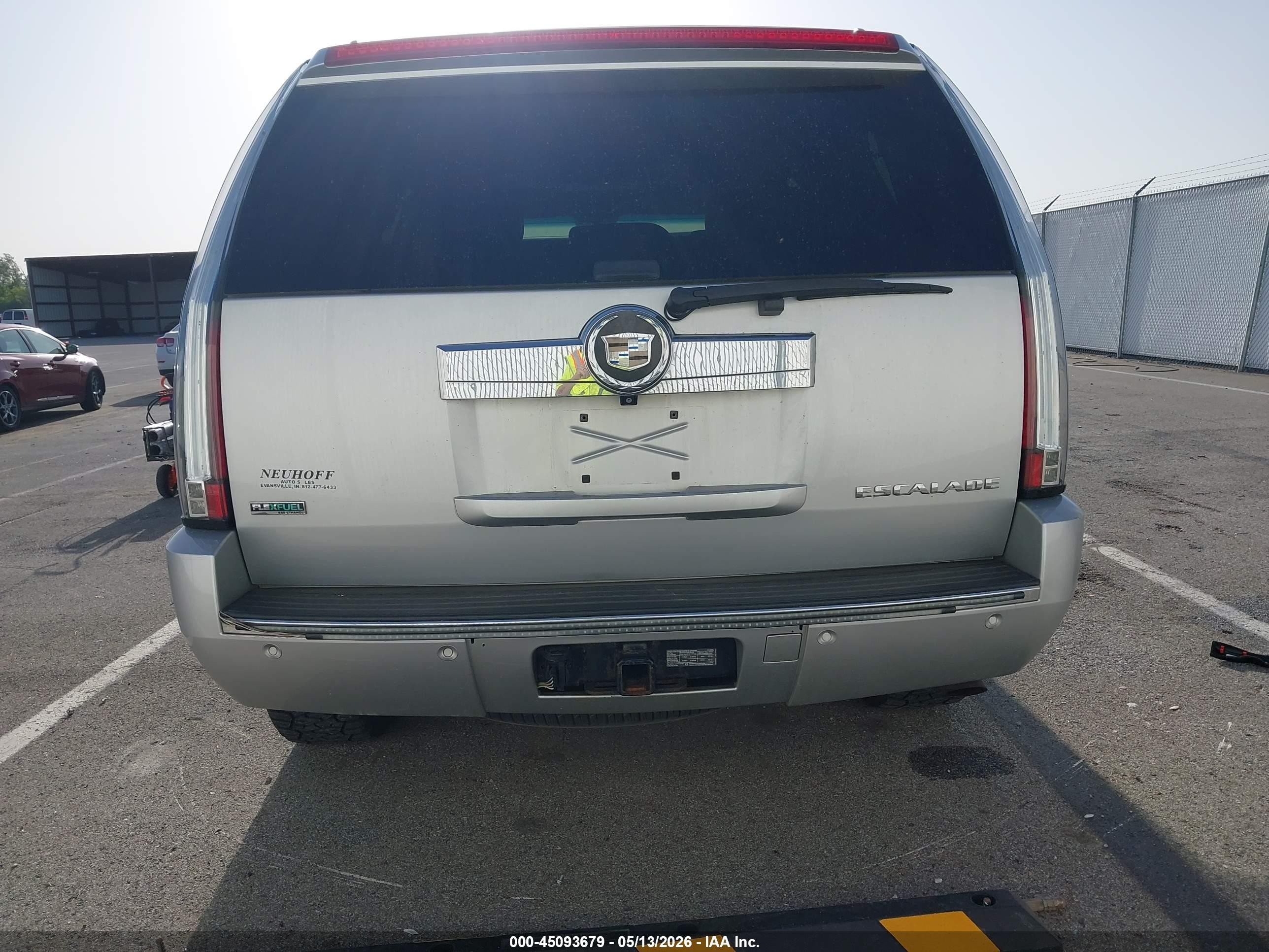 2010 Cadillac Escalade Luxury Silver vin: 1GYUKBEF5AR180751