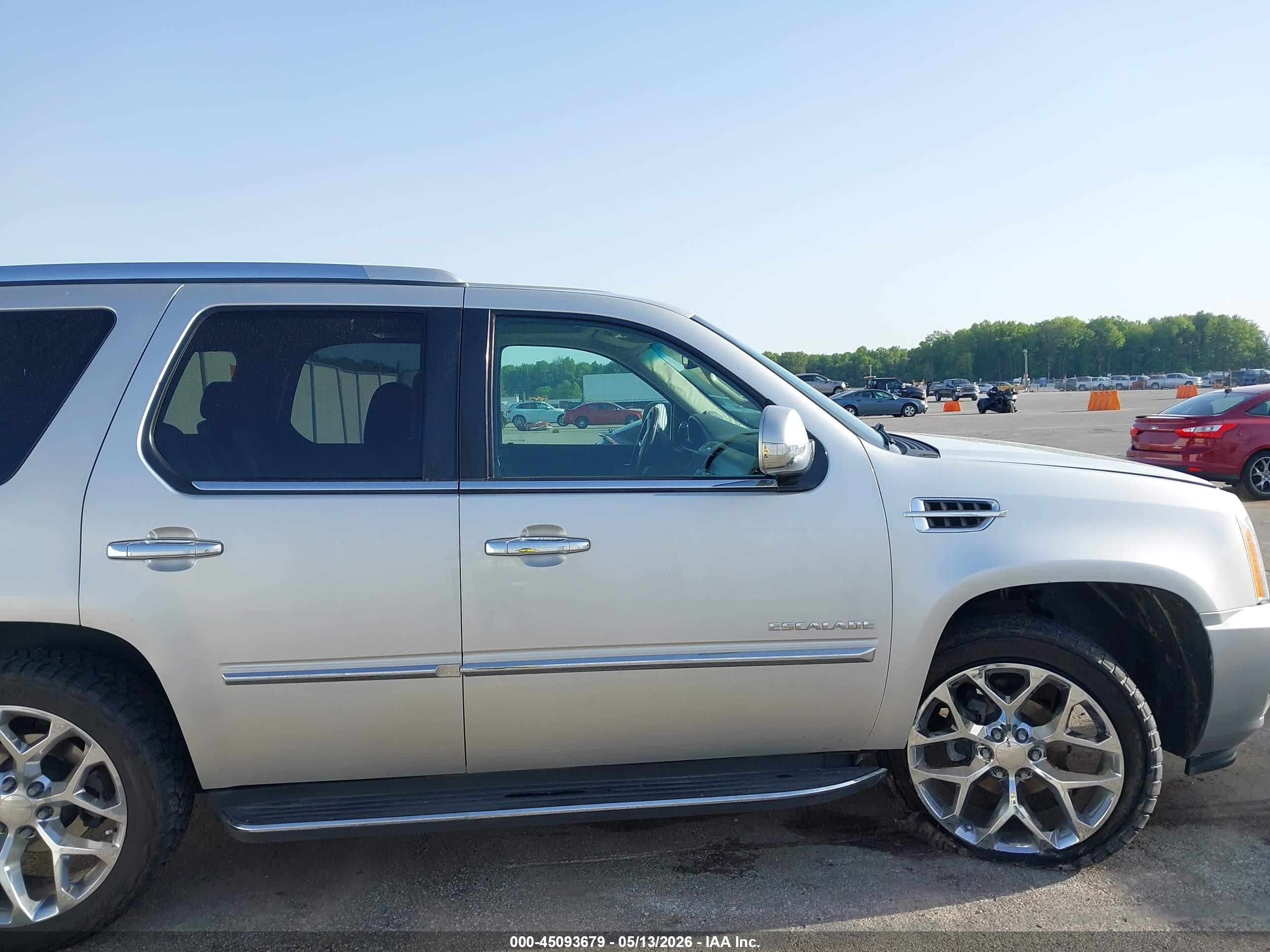2010 Cadillac Escalade Luxury Silver vin: 1GYUKBEF5AR180751