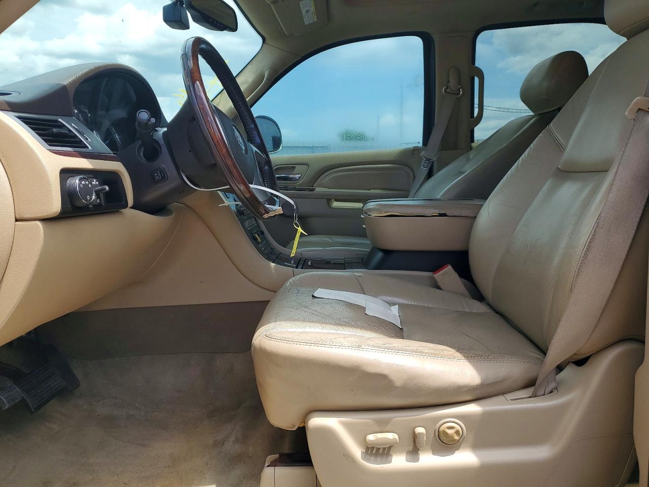 2010 Cadillac Escalade Luxury White vin: 1GYUKBEF5AR279182