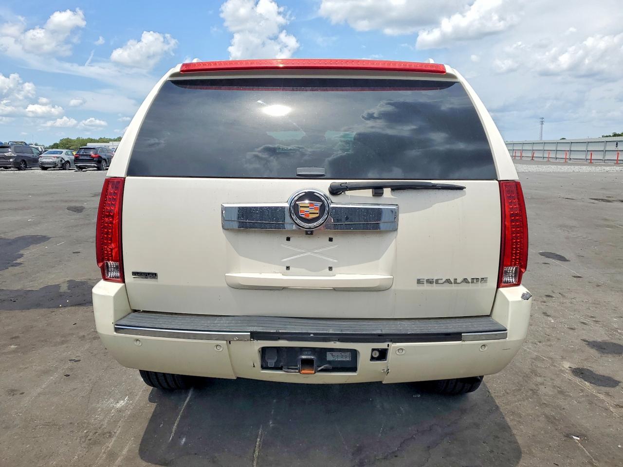 2010 Cadillac Escalade Luxury White vin: 1GYUKBEF5AR279182