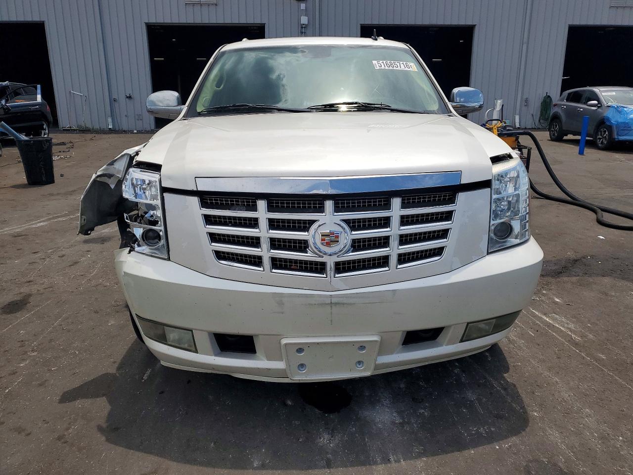 2010 Cadillac Escalade Luxury White vin: 1GYUKBEF5AR279182