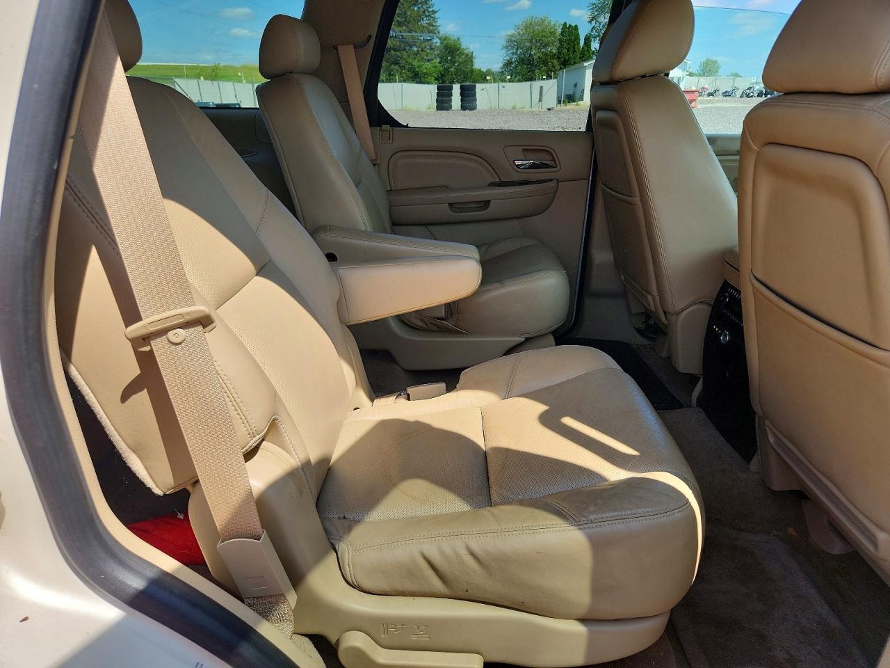 2010 Cadillac Escalade Luxury White vin: 1GYUKBEF7AR212177