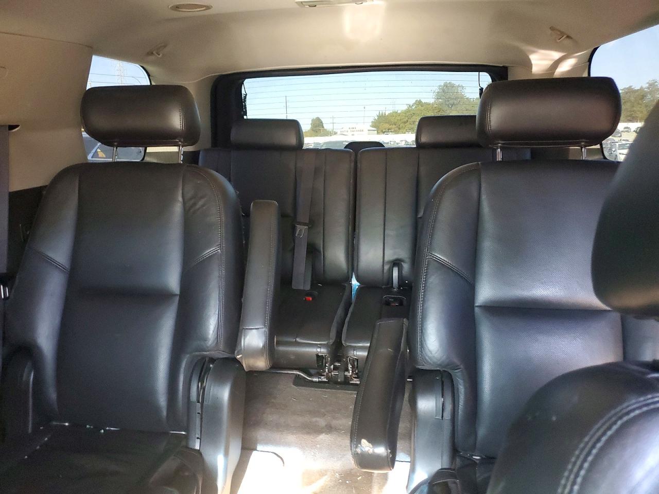 2010 Cadillac Escalade Luxury Black vin: 1GYUKBEF7AR213636