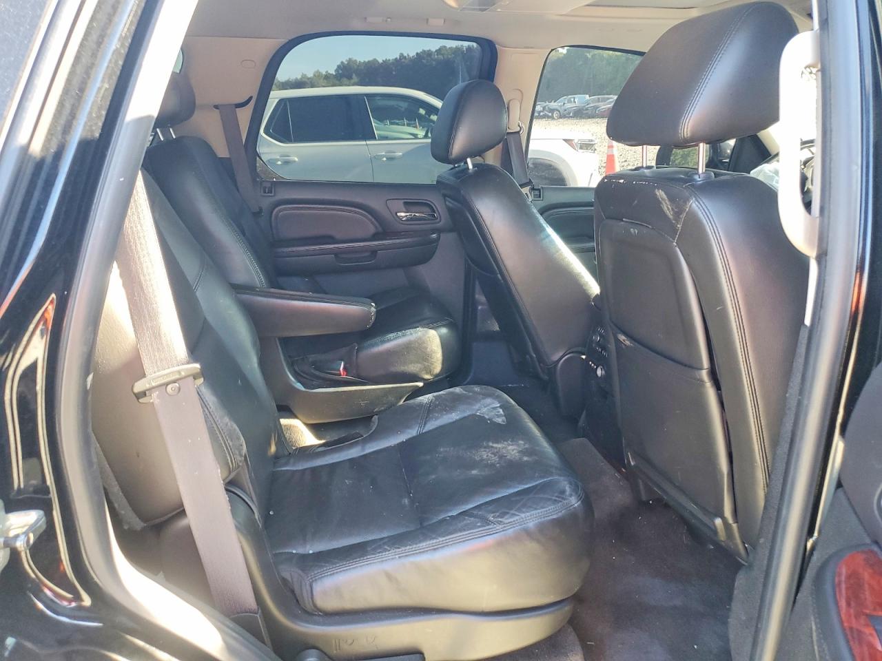 2010 Cadillac Escalade Luxury Black vin: 1GYUKBEF7AR213636