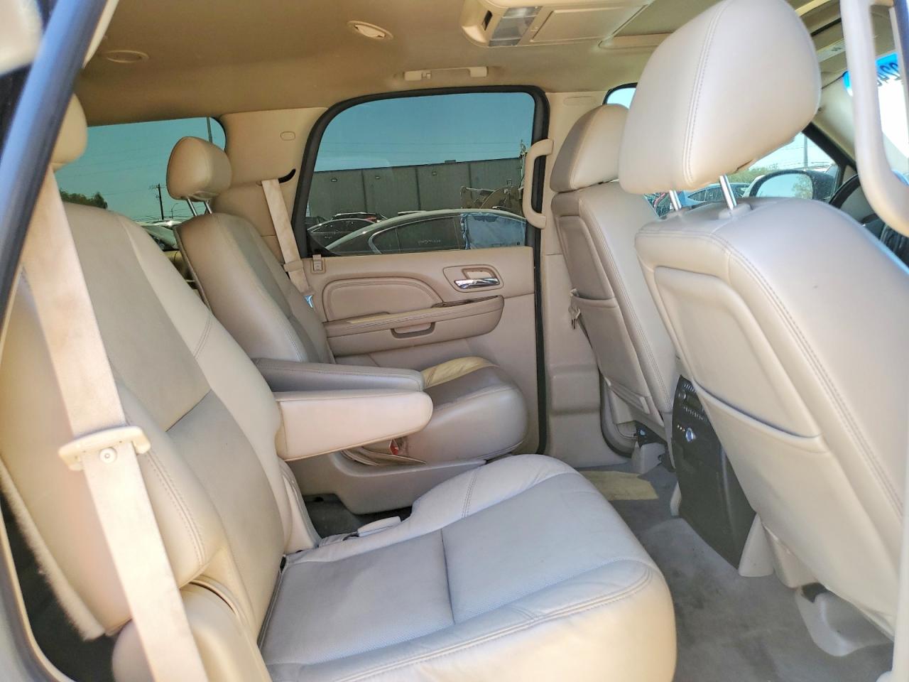 2010 Cadillac Escalade Luxury Black vin: 1GYUKBEF9AR138552