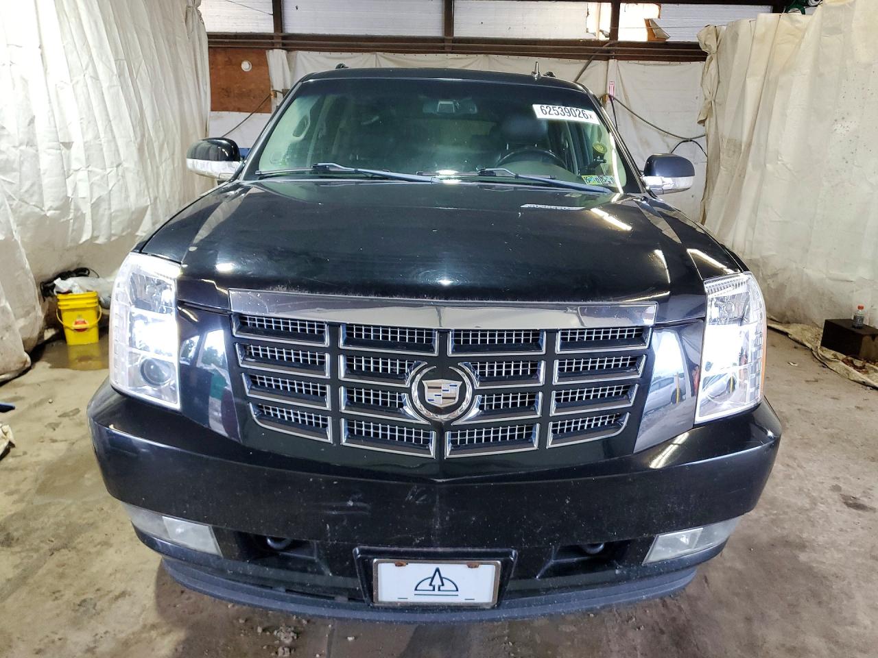 2010 Cadillac Escalade Black vin: 1GYUKJEF5AR280844