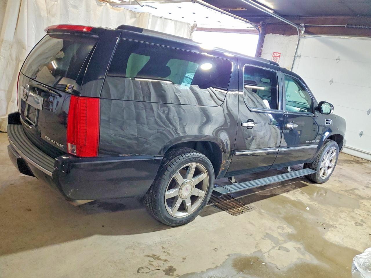 2010 Cadillac Escalade Black vin: 1GYUKJEF5AR280844