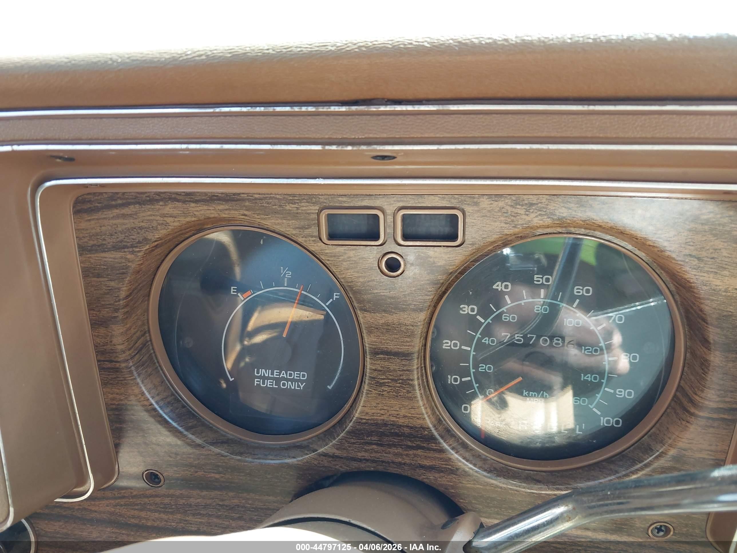1977 Chevrolet Monte Carlo   Золотой vin: 1H57L7Z430036    