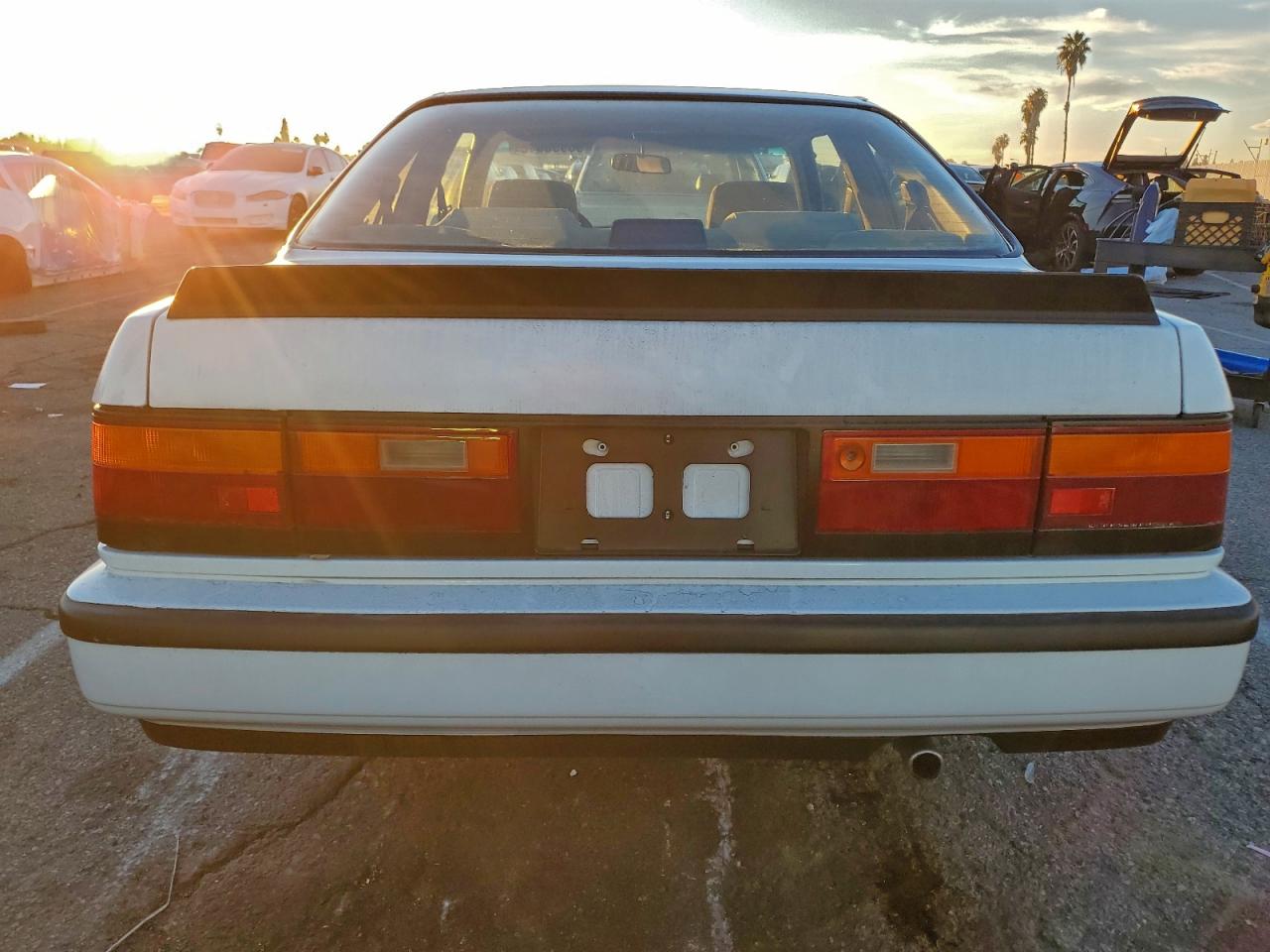1988 Honda Accord Lxi White vin: 1HGCA6189JA023890