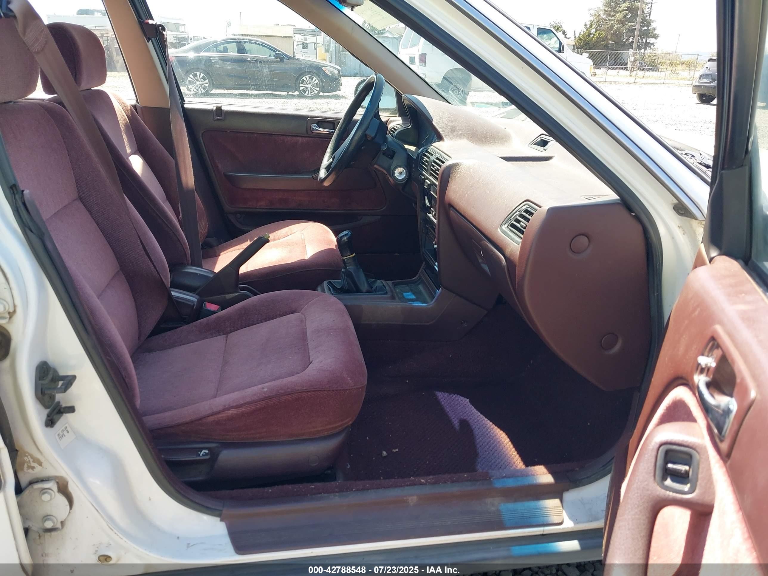 1990 Honda Accord Lx/ex White vin: 1HGCB7551LA168136