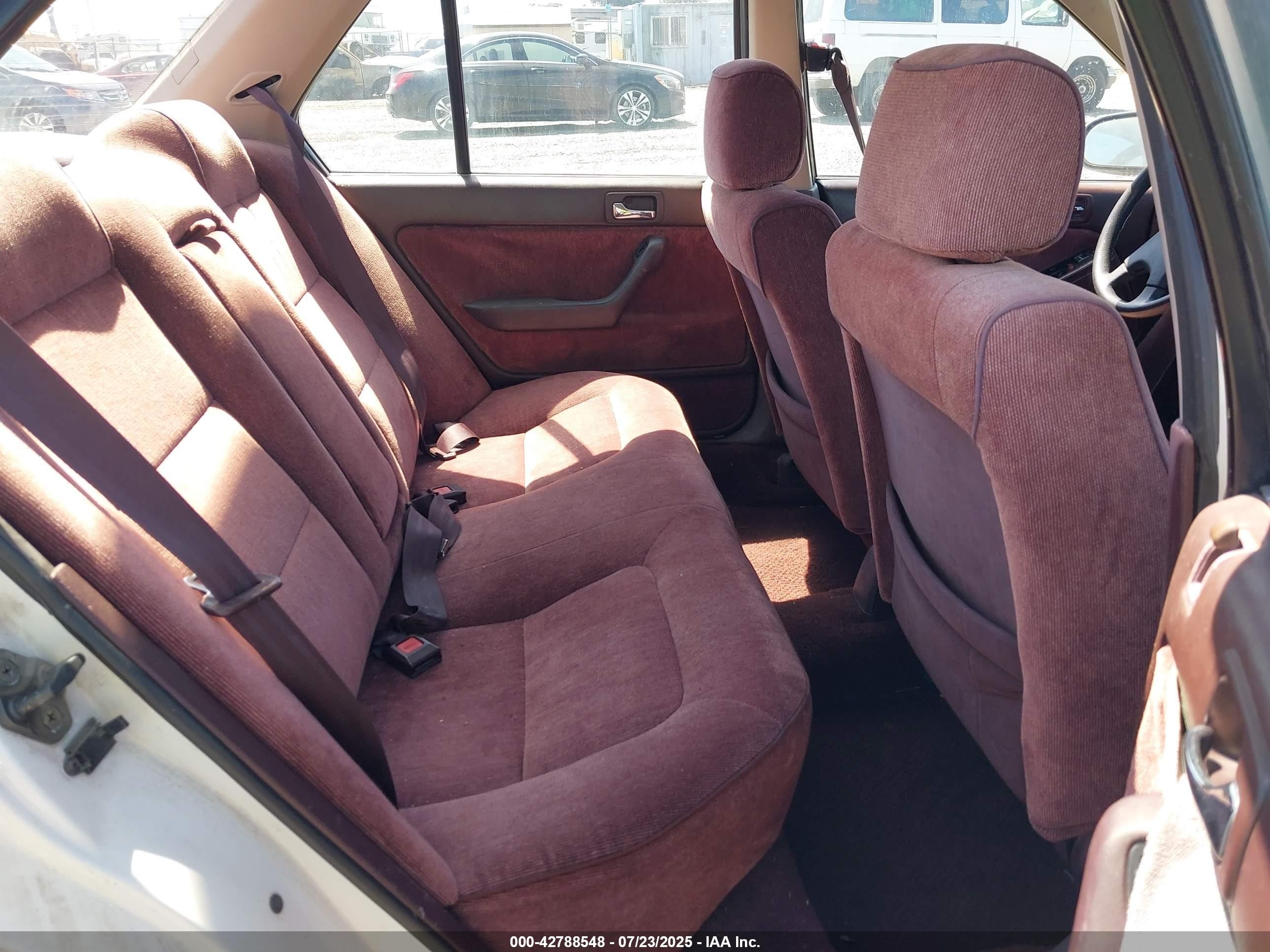 1990 Honda Accord Lx/ex White vin: 1HGCB7551LA168136
