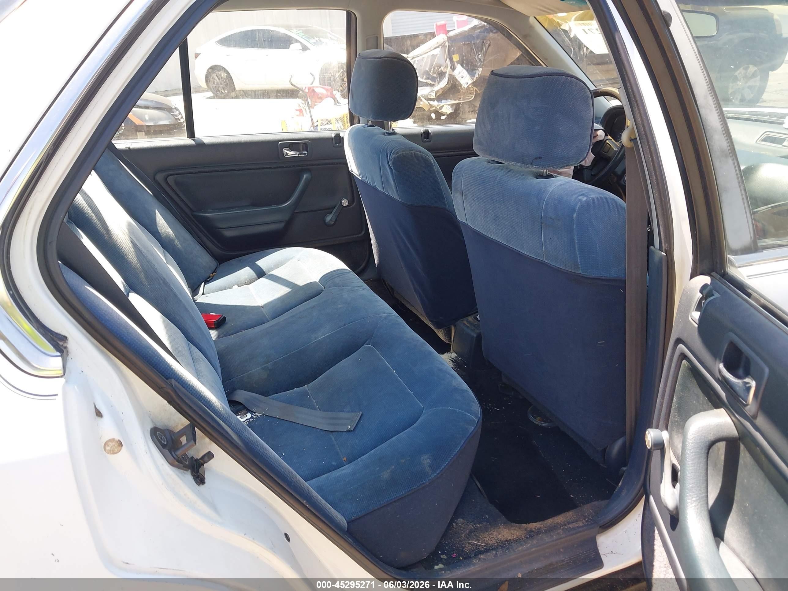 1993 Honda Accord Dx White vin: 1HGCB7641PA162462