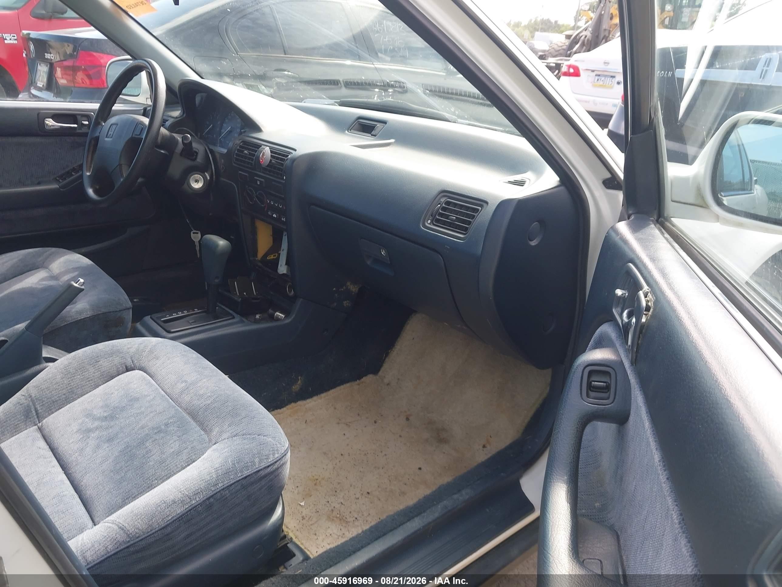 1992 Honda Accord Lx Белый vin: 1HGCB7650NA093365