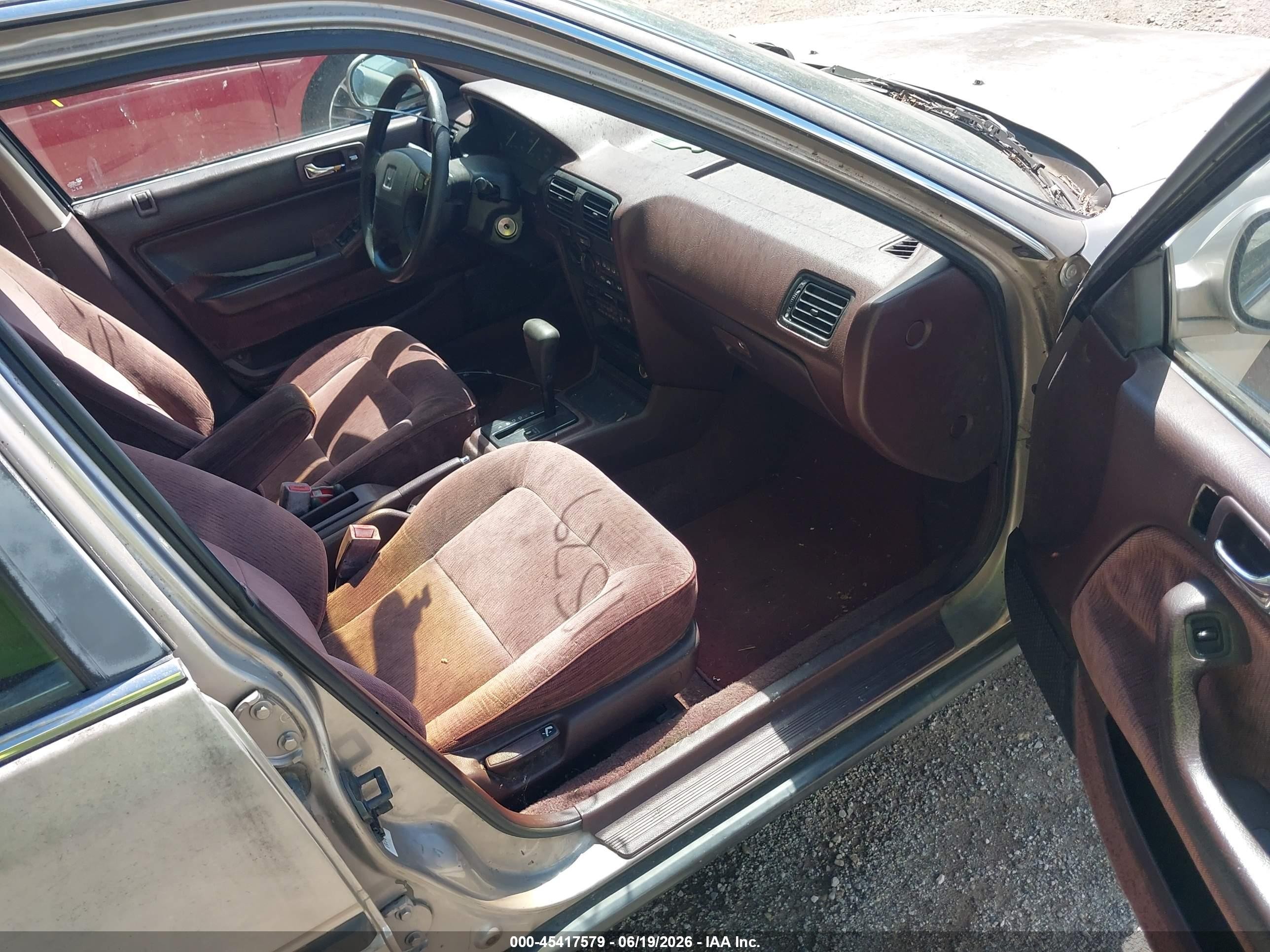 1993 Honda Accord Lx Silver vin: 1HGCB7650PA139117