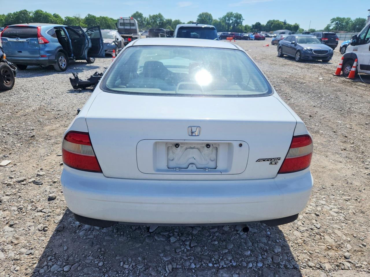 1995 Honda Accord Lx White vin: 1HGCD5632SA164798