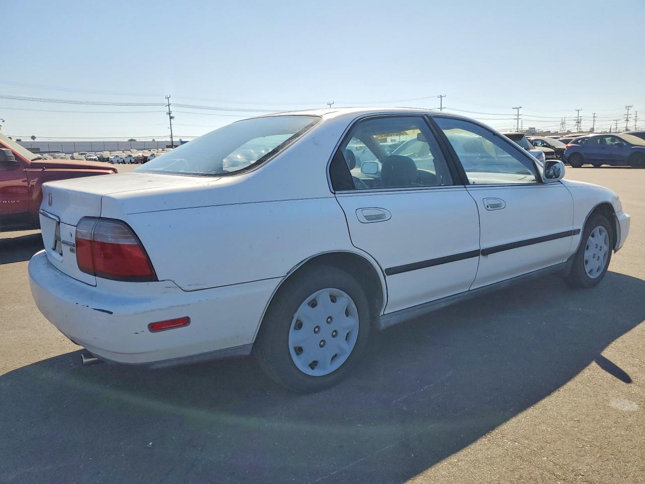 1996 Honda Accord Lx White vin: 1HGCD5633TA301488