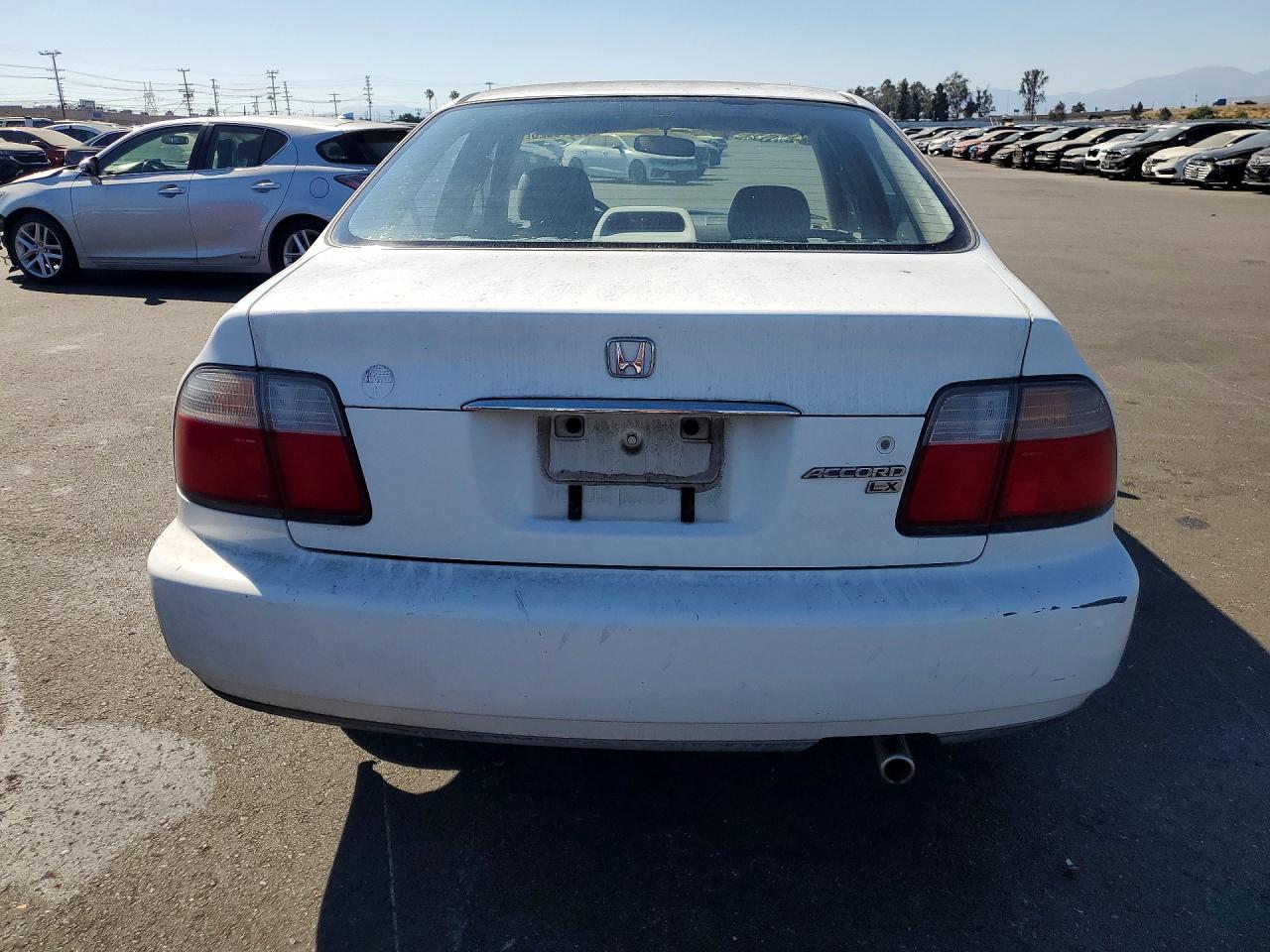 1996 Honda Accord Lx White vin: 1HGCD5633TA301488