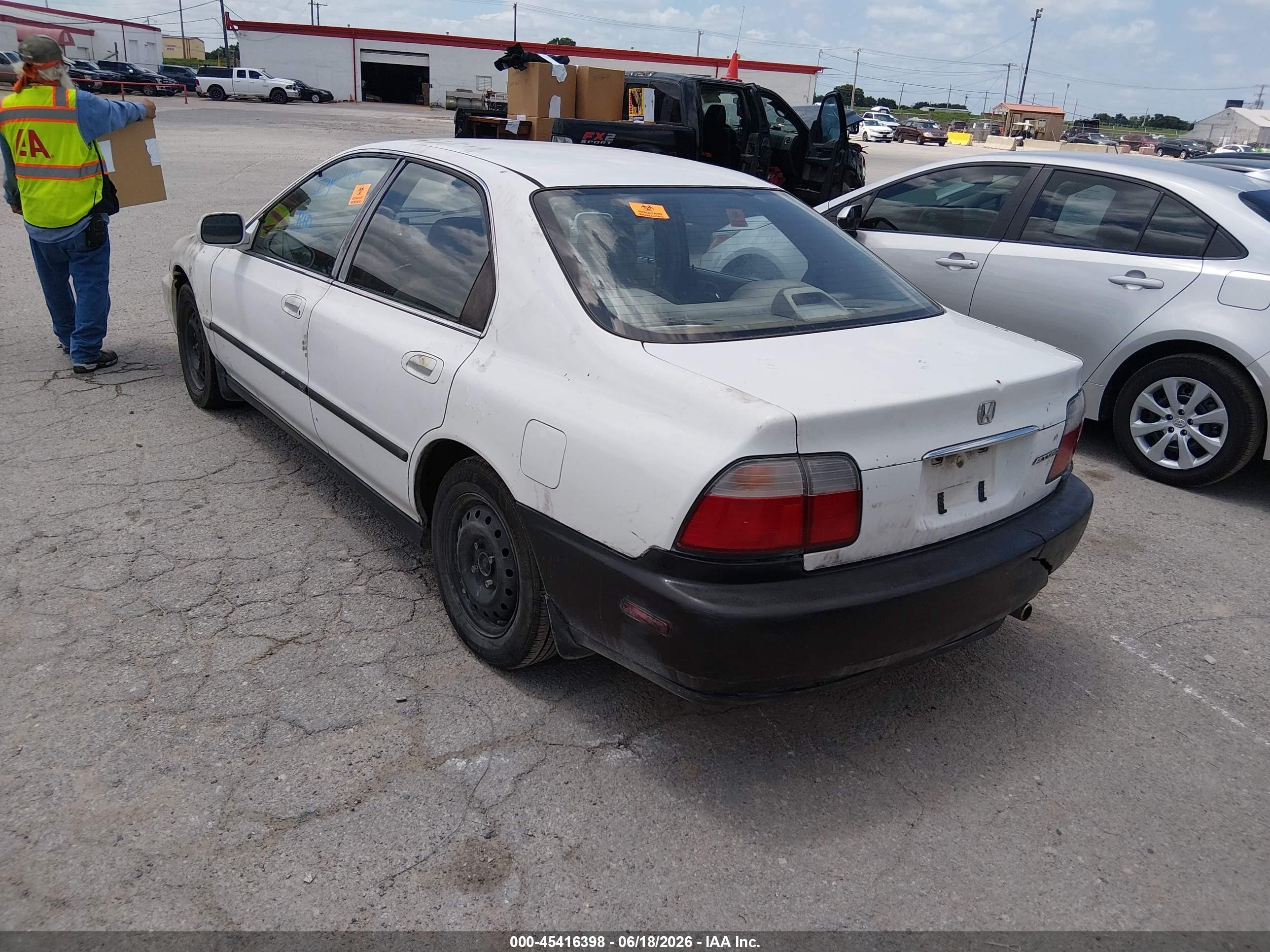 1996 Honda Accord Lx/ex White vin: 1HGCD5634TA180275