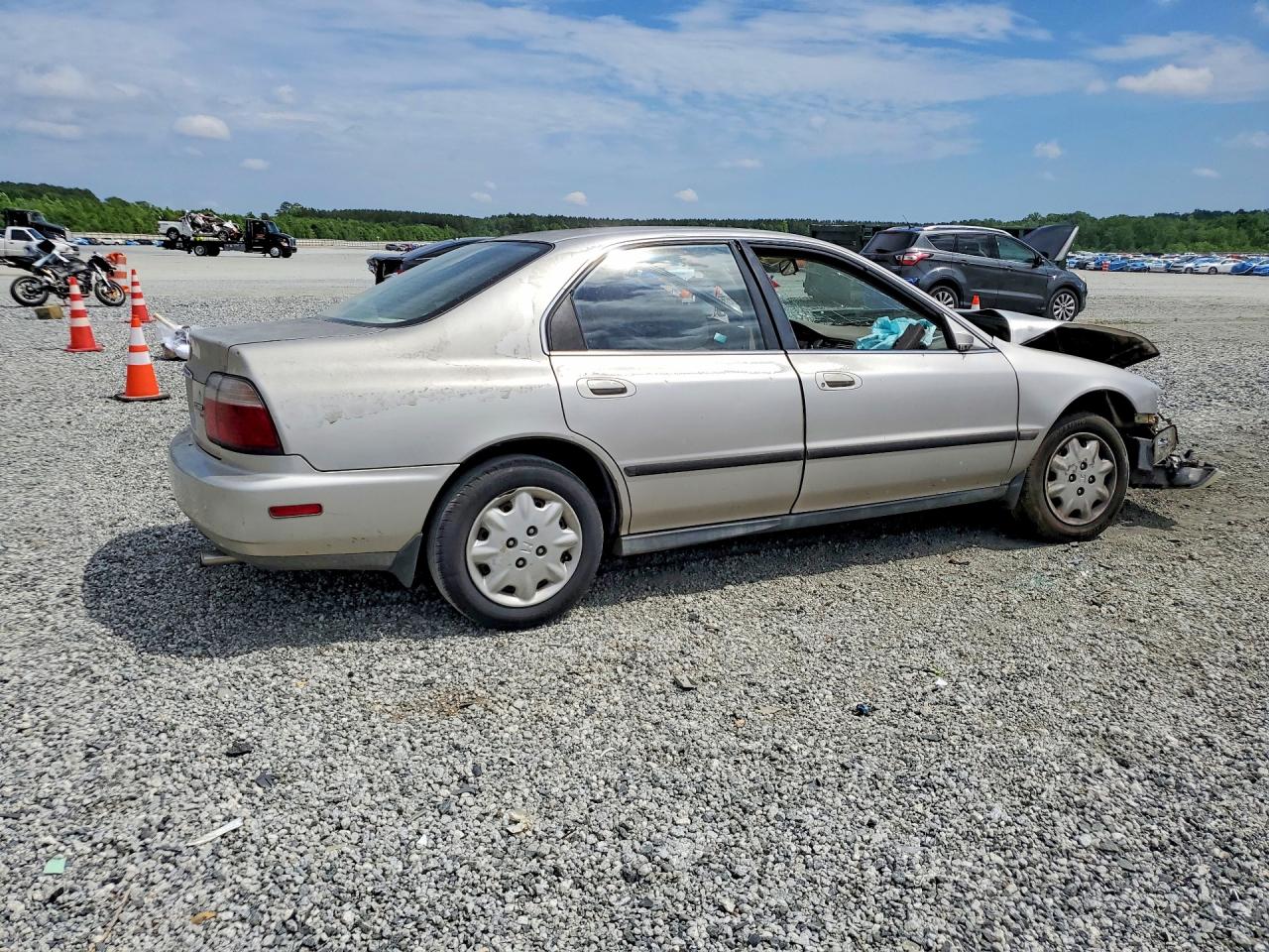 1997 Honda Accord Lx Silver vin: 1HGCD5635VA136854