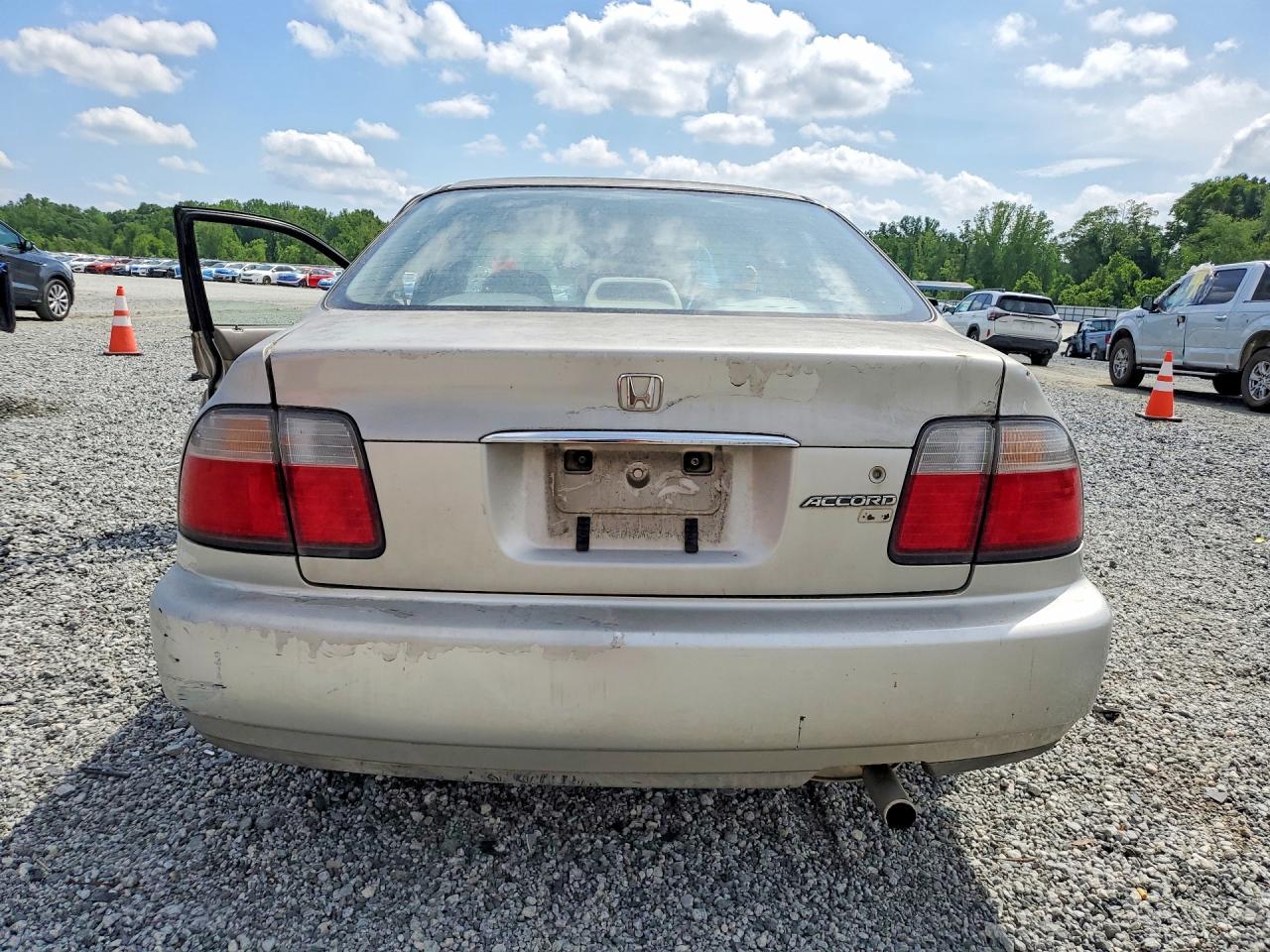 1997 Honda Accord Lx Silver vin: 1HGCD5635VA136854