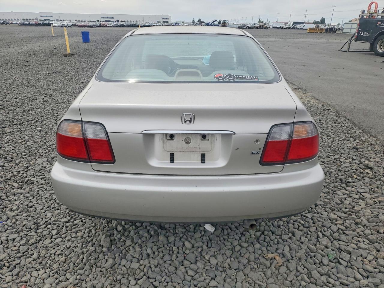 1996 Honda Accord Lx Silver vin: 1HGCD563XTA112238