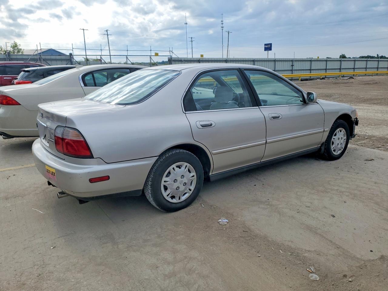 1996 Honda Accord Dx 25th Anniversary Gold vin: 1HGCD5680TA135393