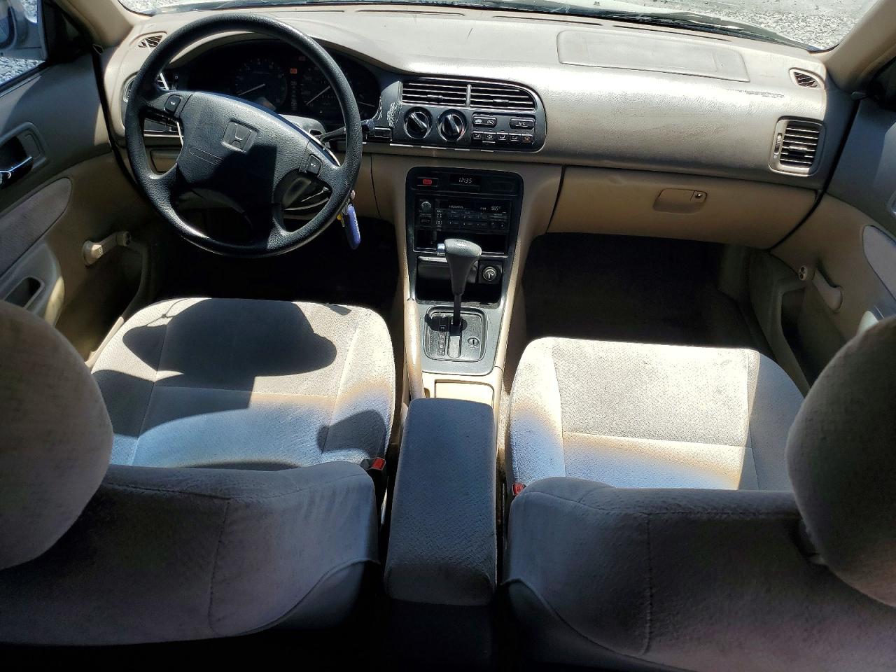 1996 Honda Accord Dx 25th Anniversary Silver vin: 1HGCD5686TA089908
