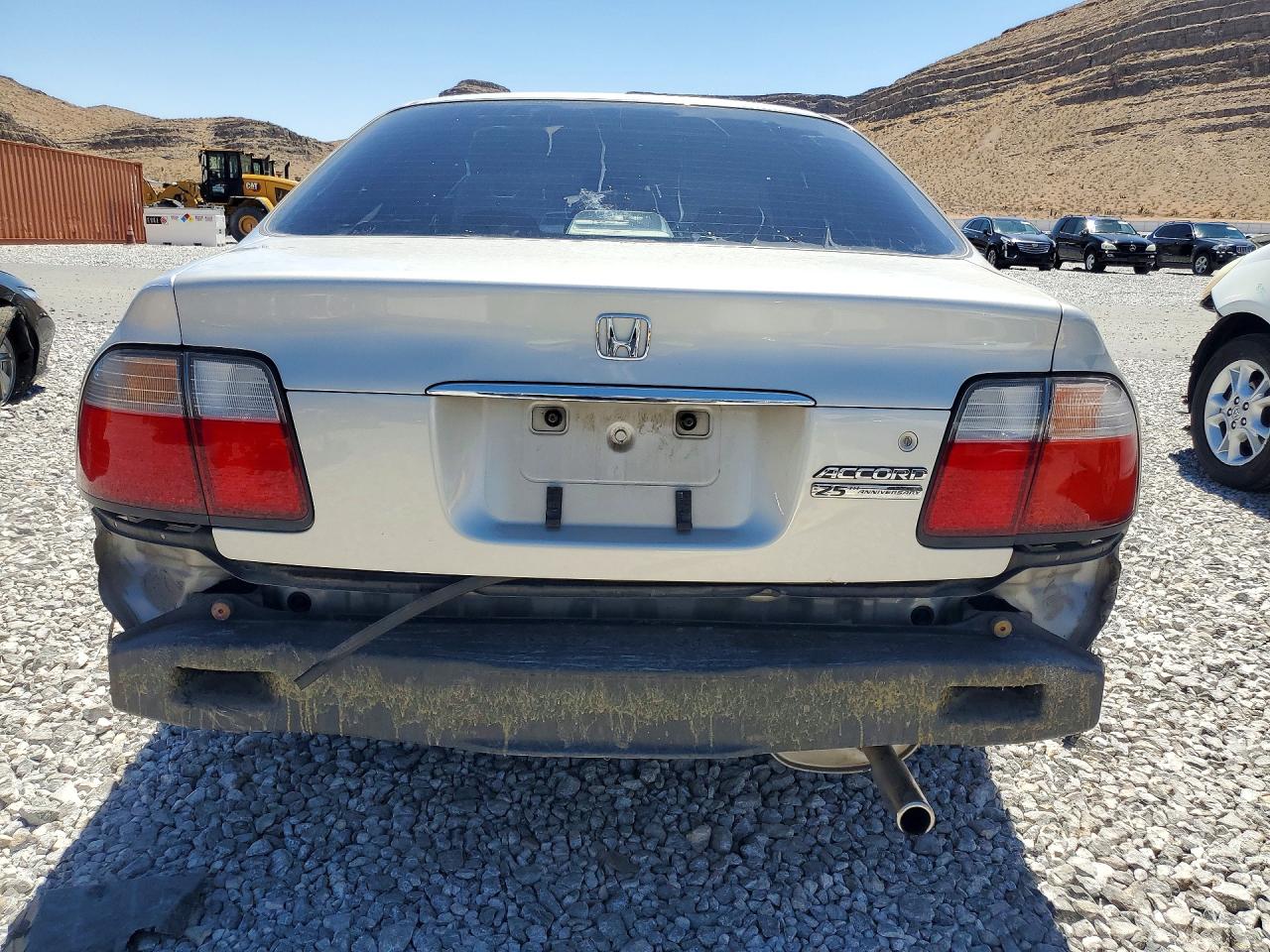 1996 Honda Accord Dx 25th Anniversary Silver vin: 1HGCD5686TA089908