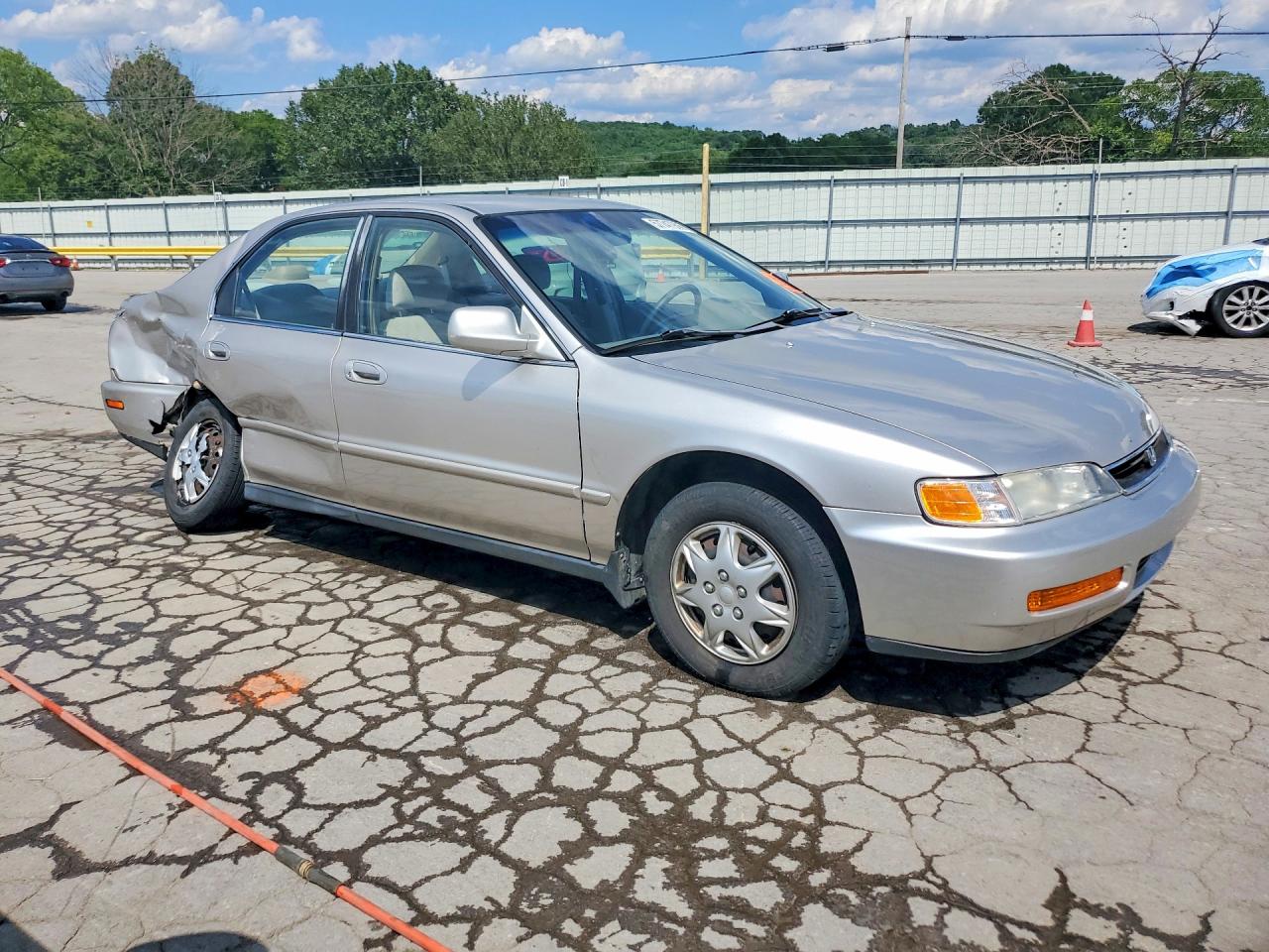 1996 Honda Accord Dx 25th Anniversary Silver vin: 1HGCD5686TA094719