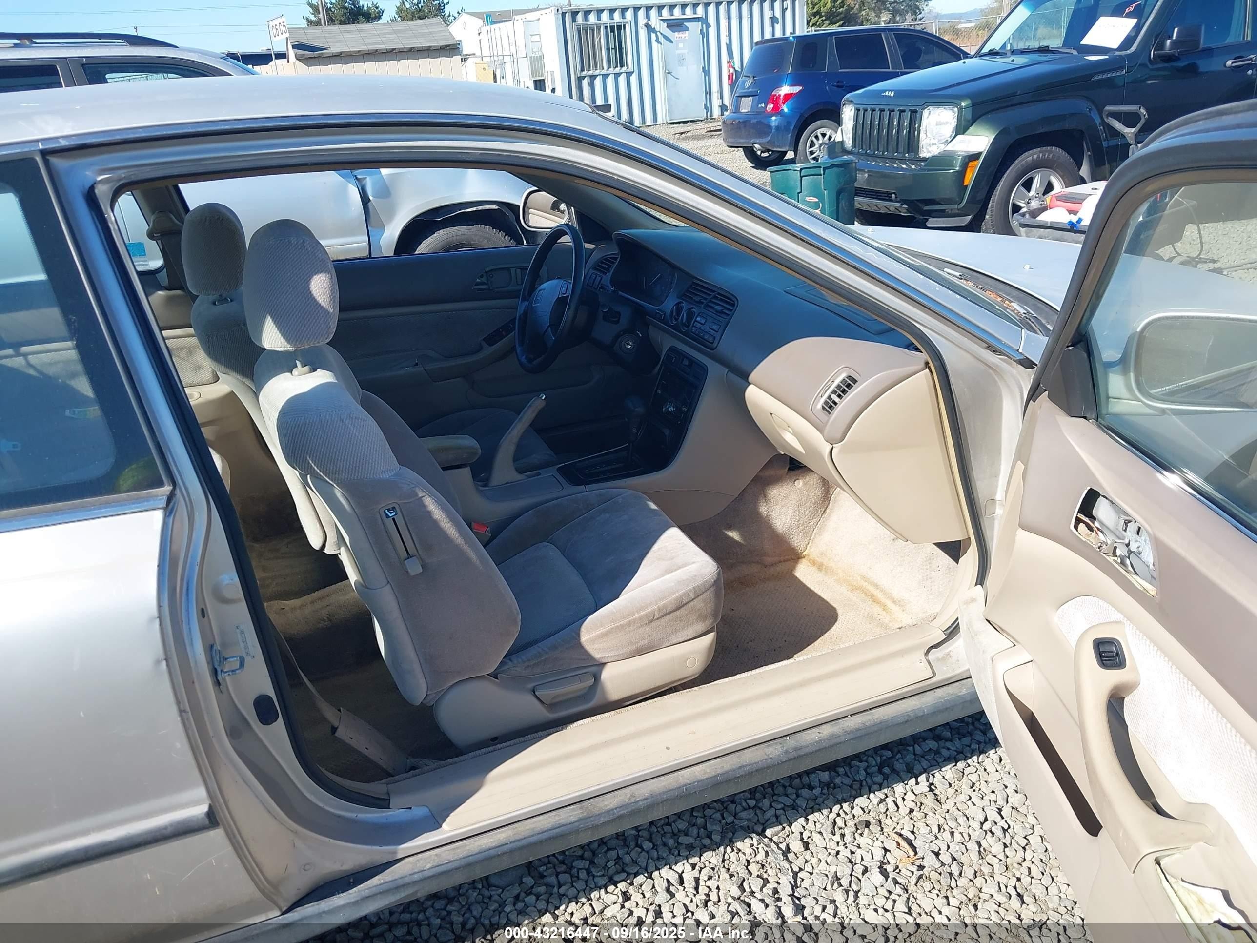 1996 Honda Accord Lx Silver vin: 1HGCD7230TA001943