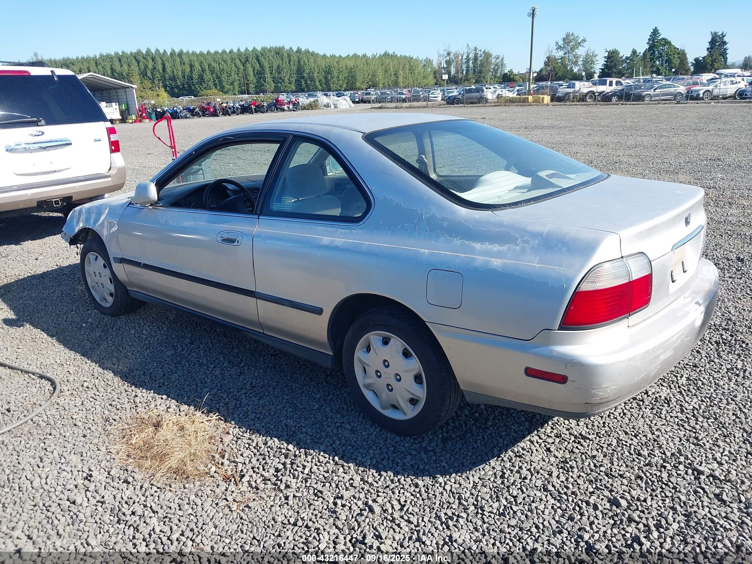 1996 Honda Accord Lx Silver vin: 1HGCD7230TA001943