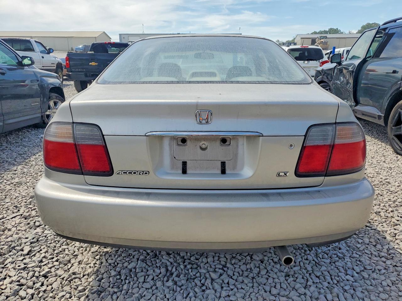 1996 Honda Accord Lx Silver vin: 1HGCD723XTA039115